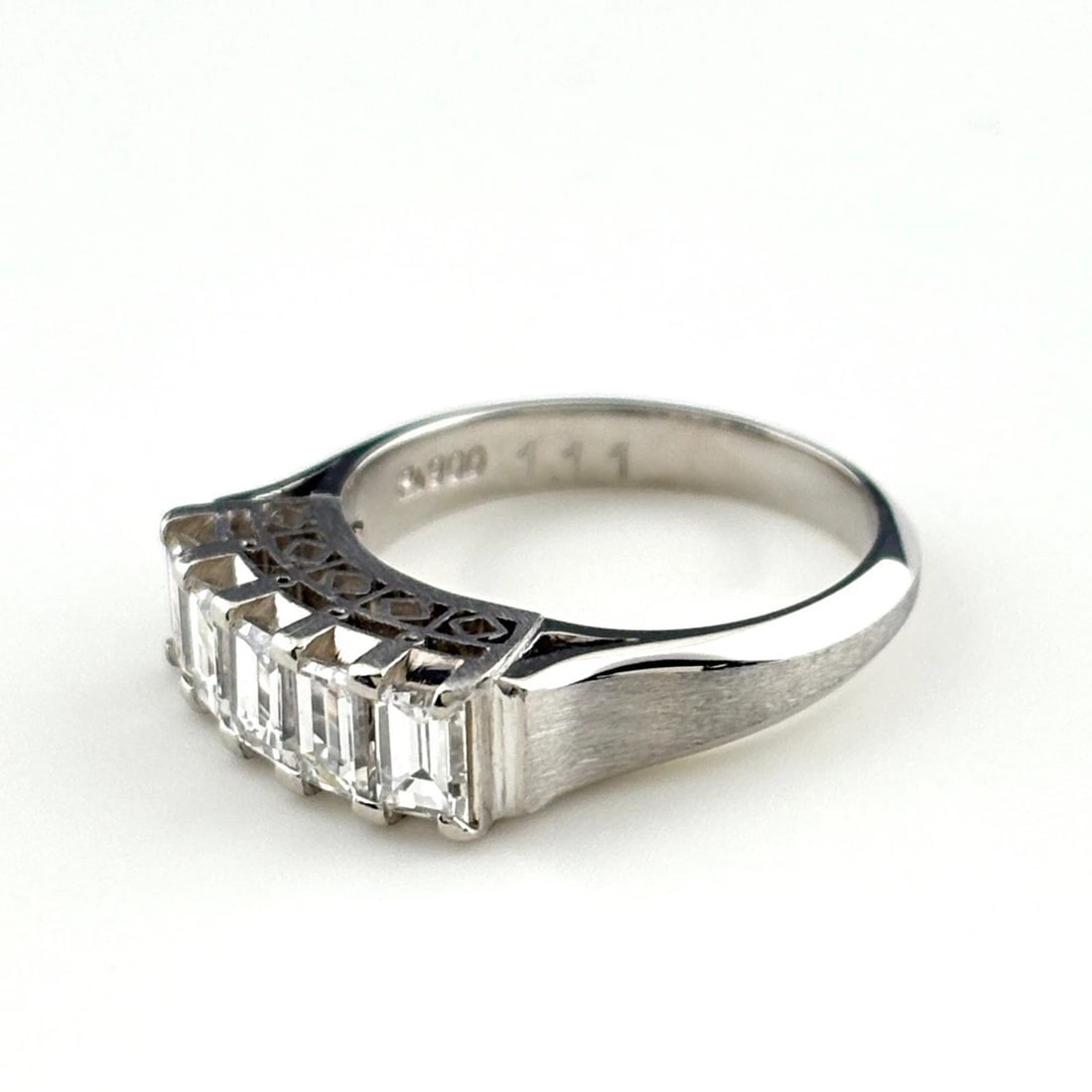 MELEE DIAMOND DESIGN RING PLATINUM: Melee diamond design Ring Platinum Brand: Unbranded Type: Ring Material: Pt900, Color: Platinum Size: US 4.5 to 5 Accessories: None Accessories Notice: When purchasing pre-owned goods, please