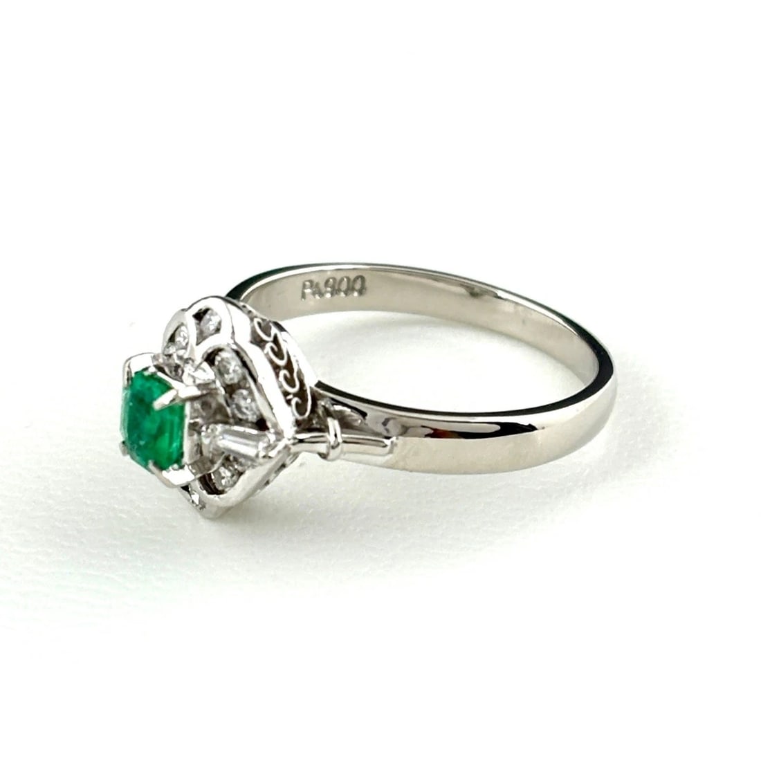EMERALD DESIGN RING PLATINUM: emerald design Ring Platinum Brand: Unbranded Type: Ring Material: Pt900, Main Stone/Creation Natural Color: Platinum Size: US 6 Accessories: None Accessories Notice: When purchasing