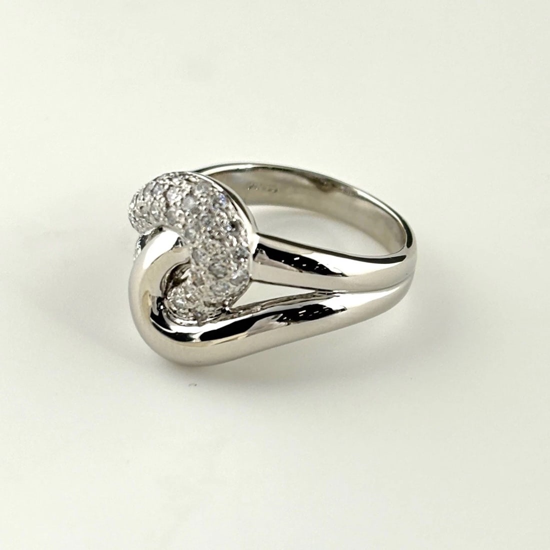 MELEE DIAMOND DESIGN RING PLATINUM: Melee diamond design Ring Platinum Brand: Unbranded Type: Ring Material: Pt900, Color: Platinum Size: US 7 to 7.5 Accessories: None Accessories Notice: When purchasing pre-owned goods, please