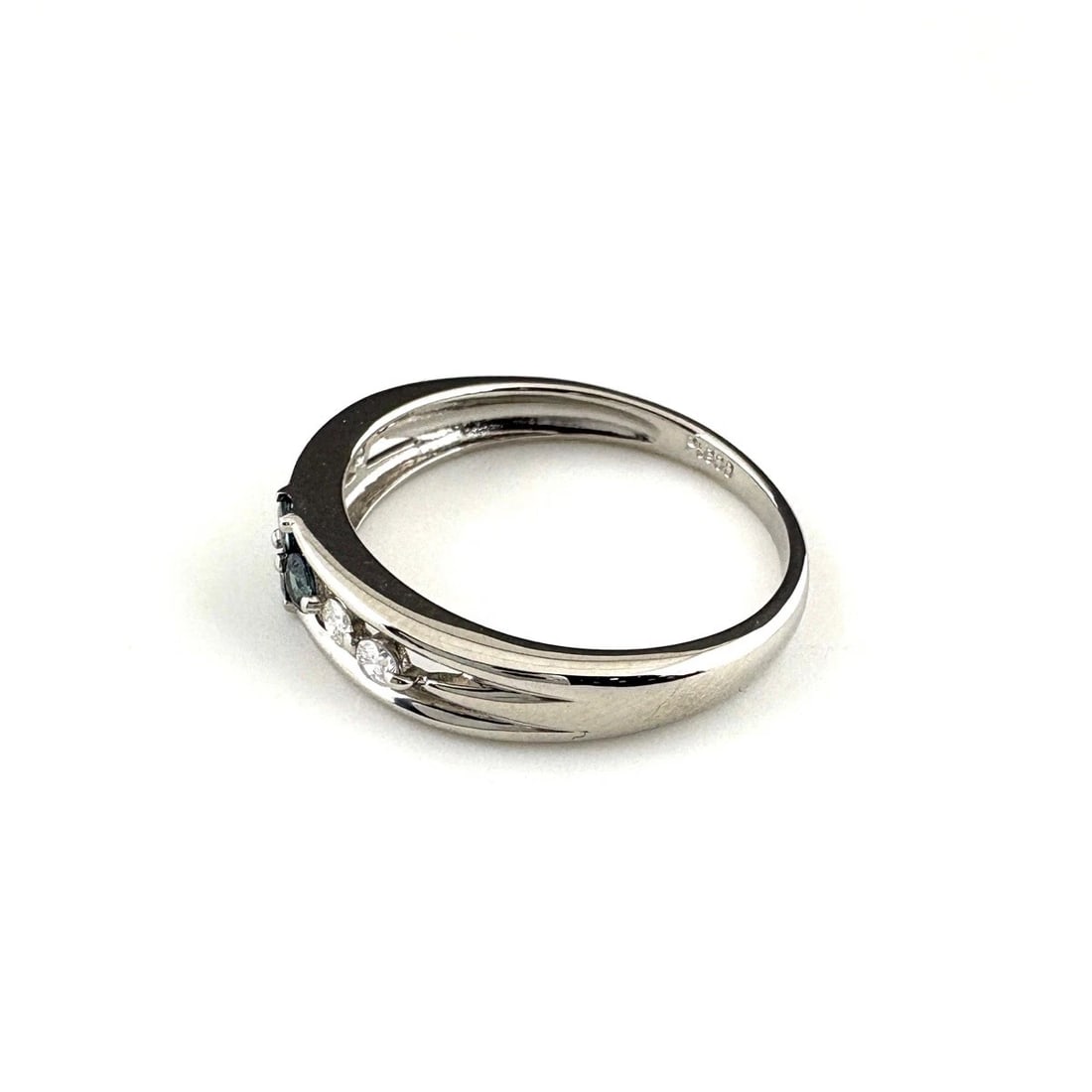 ALEXANDRITE DESIGN RING PLATINUM MELEE DIAMOND: alexandrite design Ring Platinum Melee diamond Brand: Unbranded Type: Ring Material: Pt900, Color: Platinum Size: US 6.5 to 7 Accessories: None Accessories Notice: When purchasing pre-owned