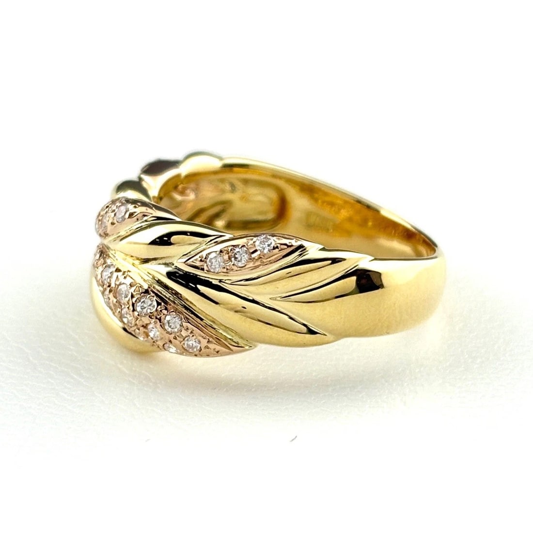 MELEE DIAMOND DESIGN RING YG YELLOWGOLD: Melee diamond design ring YG YellowGold Brand: Unbranded Type: Ring Material: 18K, Color: YellowGold Size: US 7 to 7.5 Accessories: None Accessories Notice: When purchasing pre-owned goods,