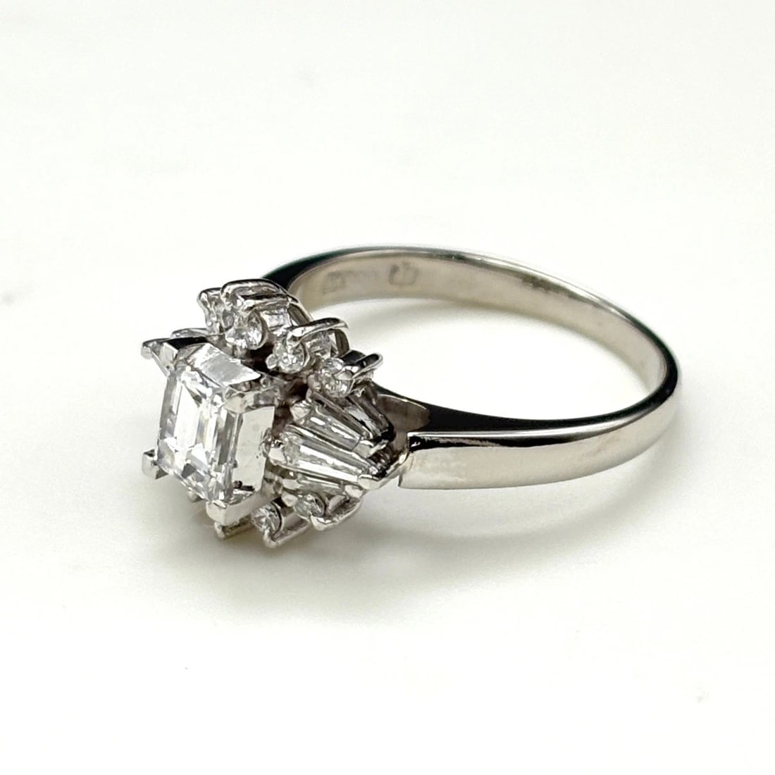 DIAMOND DESIGN RING PLATINUM: diamond design Ring Platinum Brand: Unbranded Type: Ring Material: Pt900, Main Stone/Creation Natural Color: Platinum Size: US 4 to 4.5 Accessories: None Accessories Notice: When purchasin