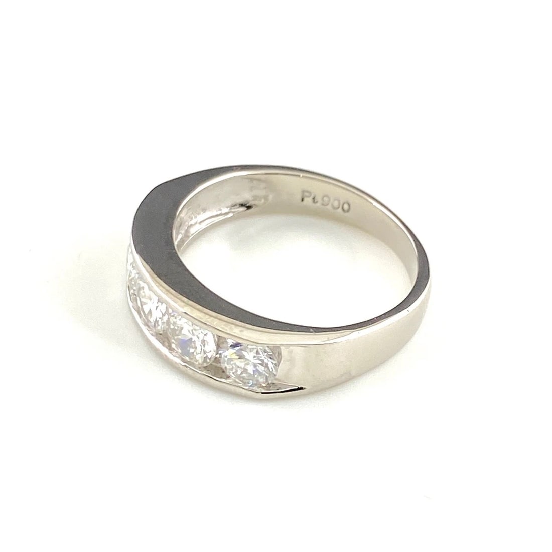 MELEE DIAMOND DESIGN RING PLATINUM: Melee diamond design Ring Platinum Brand: Unbranded Type: Ring Material: Pt900, Main Stone/Creation Natural Color: Platinum Size: US 4.5 to 5 Accessories: None Accessories Notice: When pur