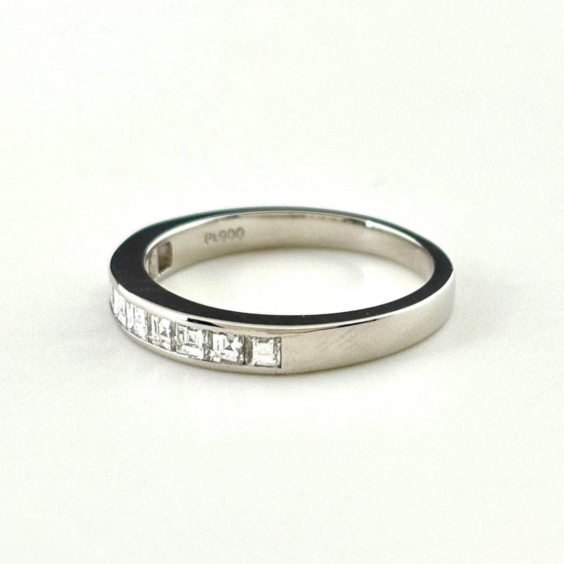 MELEE DIAMOND DESIGN RING PLATINUM: Melee diamond design Ring Platinum Brand: Unbranded Type: Ring Material: Pt900, Main Stone/Creation Natural Color: Platinum Size: US 6 Accessories: None Accessories Notice: When purchasing