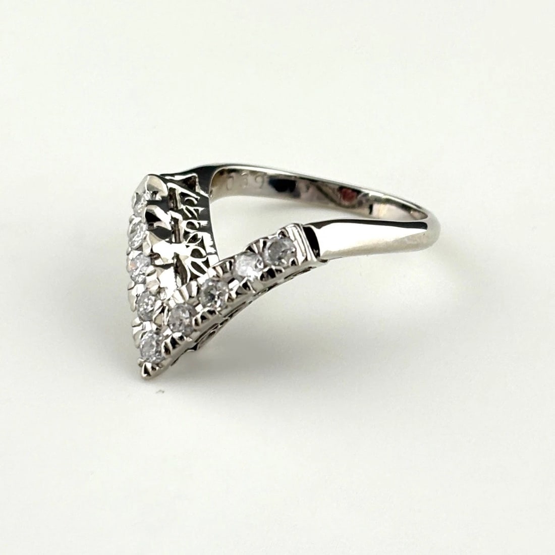 MELEE DIAMOND DESIGN RING PLATINUM: Melee diamond design Ring Platinum Brand: Unbranded Type: Ring Material: Pt900, Color: Platinum Size: US 3.5 to 4 Accessories: None Accessories Notice: When purchasing pre-owned goods, ple