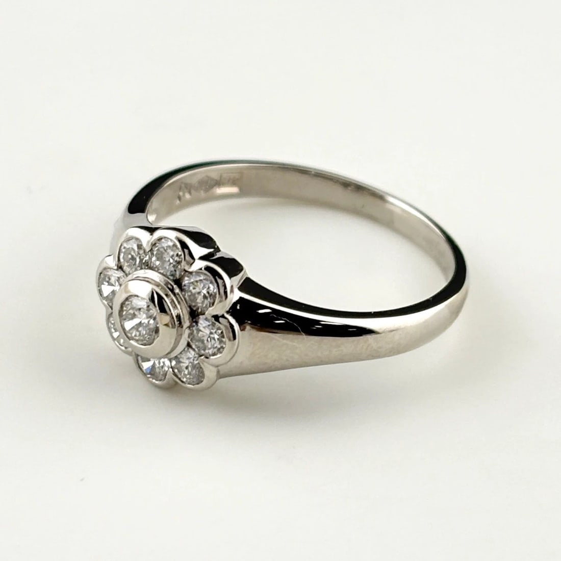 FLOWER MOTIF DESIGN RING PLATINUM MELEE DIAMOND FLOWER: flower motif design Ring Platinum Melee diamond flower Brand: Unbranded Type: Ring Material: Pt900, Color: Platinum Size: US 7.5 to 8 Accessories: None Accessories Notice: When purchasing