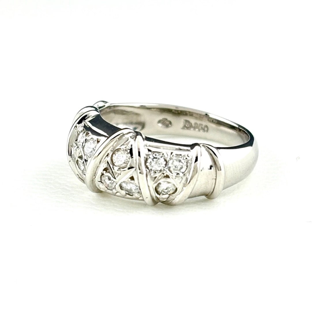 MELEE DIAMOND DESIGN RING PLATINUM: Melee diamond design Ring Platinum Brand: Unbranded Type: Ring Material: Pt850, Color: Platinum Size: US 4 to 4.5 Accessories: None Accessories Notice: When purchasing pre-owned goods, ple