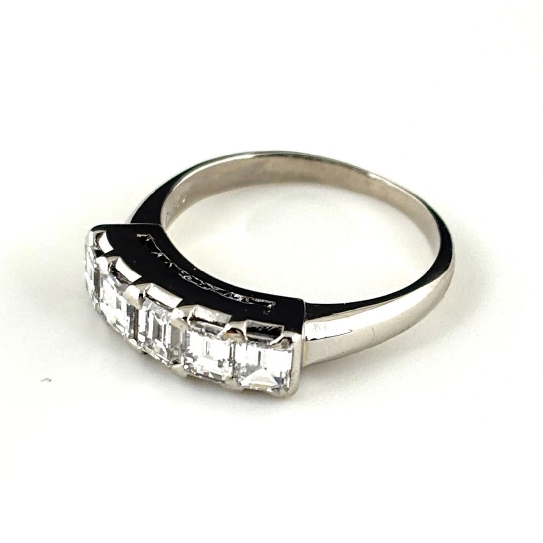 MELEE DIAMOND DESIGN RING PLATINUM: Melee diamond design Ring Platinum Brand: Unbranded Type: Ring Material: Pt850, Color: Platinum Size: US 4 to 4.5 Accessories: None Accessories Notice: When purchasing pre-owned goods, please