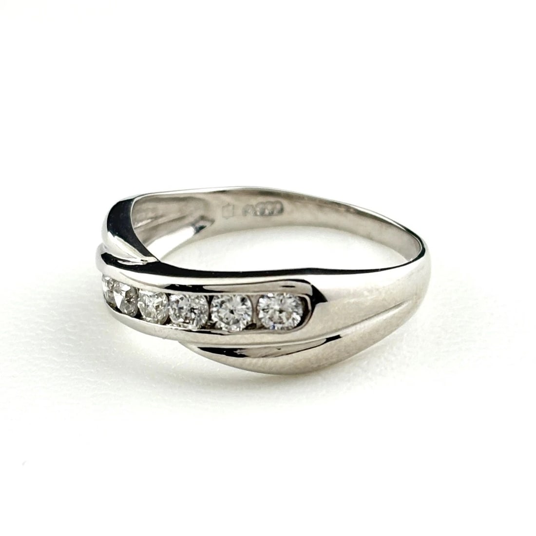 MELEE DIAMOND DESIGN RING PLATINUM: Melee diamond design Ring Platinum Brand: Unbranded Type: Ring Material: Pt900, Color: Platinum Size: US 7.5 to 8 Accessories: None Accessories Notice: When purchasing pre-owned goods, ple