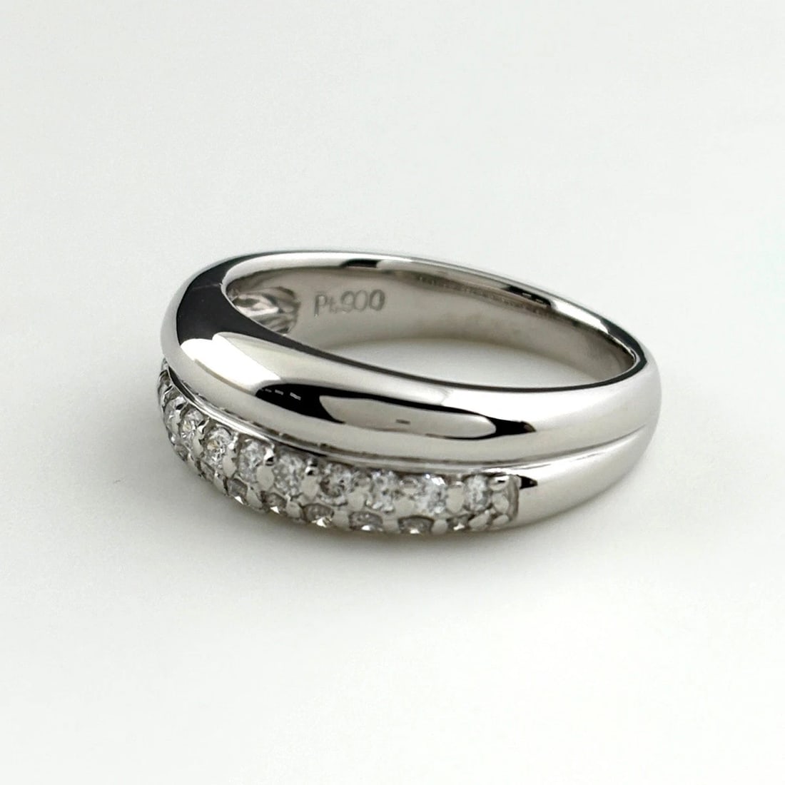 MELEE DIAMOND DESIGN RING PLATINUM: Melee diamond design Ring Platinum Brand: Unbranded Type: Ring Material: Pt900, Color: Platinum Size: US 4.5 to 5 Accessories: None Accessories Notice: When purchasing pre-owned goods, ple