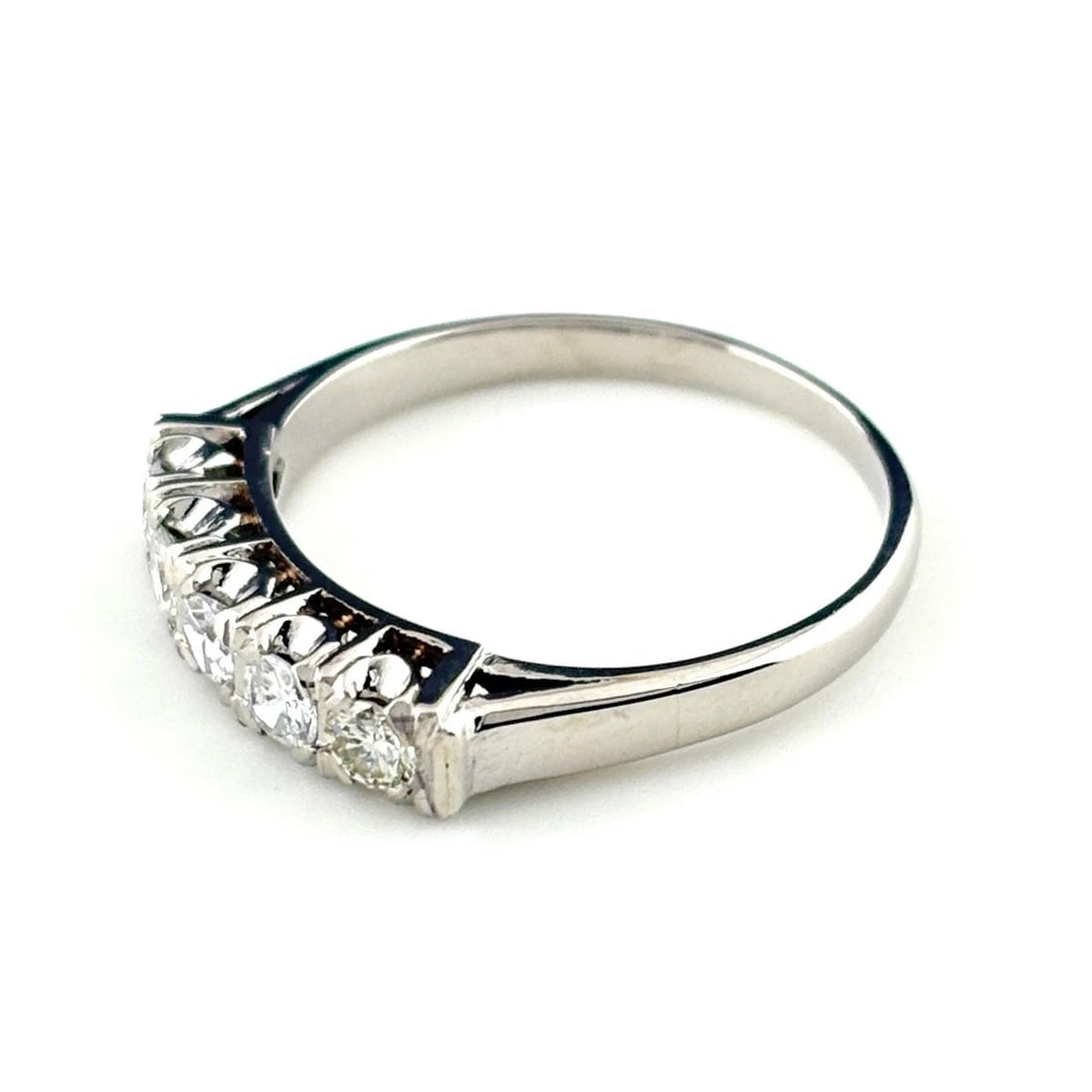 MELEE DIAMOND DESIGN RING PLATINUM: Melee diamond design Ring Platinum Brand: Unbranded Type: Ring Material: Pt900, Main Stone/Creation Natural Color: Platinum Size: US 5 Accessories: None Accessories Notice: When purchasing