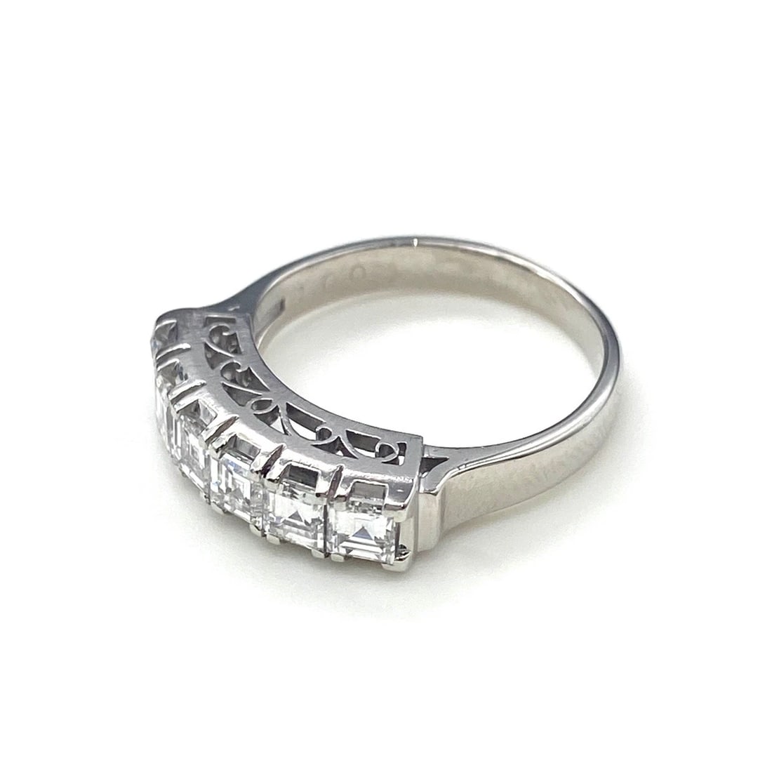 MELEE DIAMOND DESIGN RING PLATINUM: Melee diamond design Ring Platinum Brand: Unbranded Type: Ring Material: Pt900, Color: Platinum Size: US 5.5 Accessories: None Accessories Notice: When purchasing pre-owned goods, please r