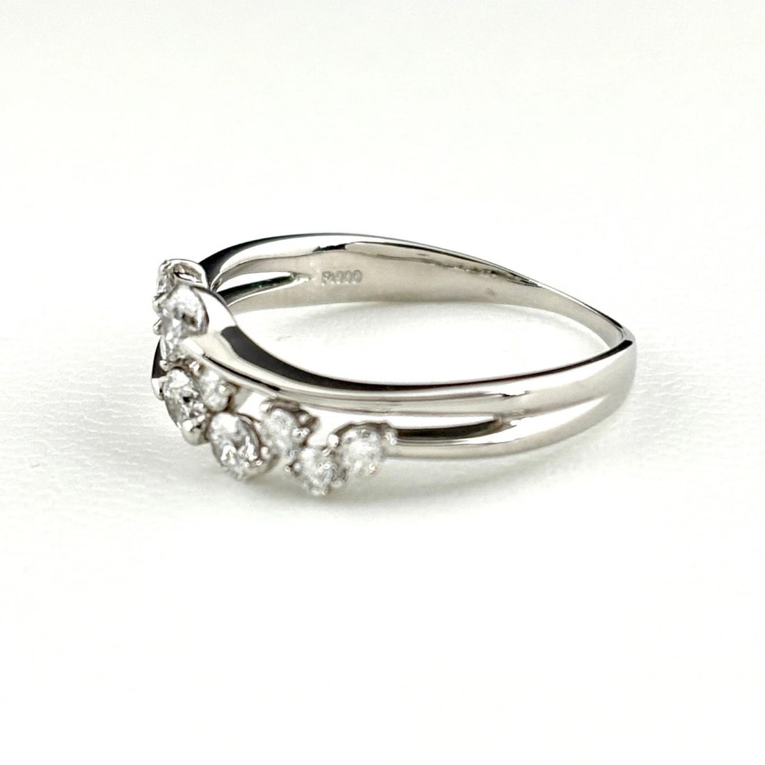 MELEE DIAMOND DESIGN RING PLATINUM: Melee diamond design Ring Platinum Brand: Unbranded Type: Ring Material: Pt900, Main Stone/Creation Natural Color: Platinum Size: US 6.5 to 7 Accessories: None Accessories Notice: When pur