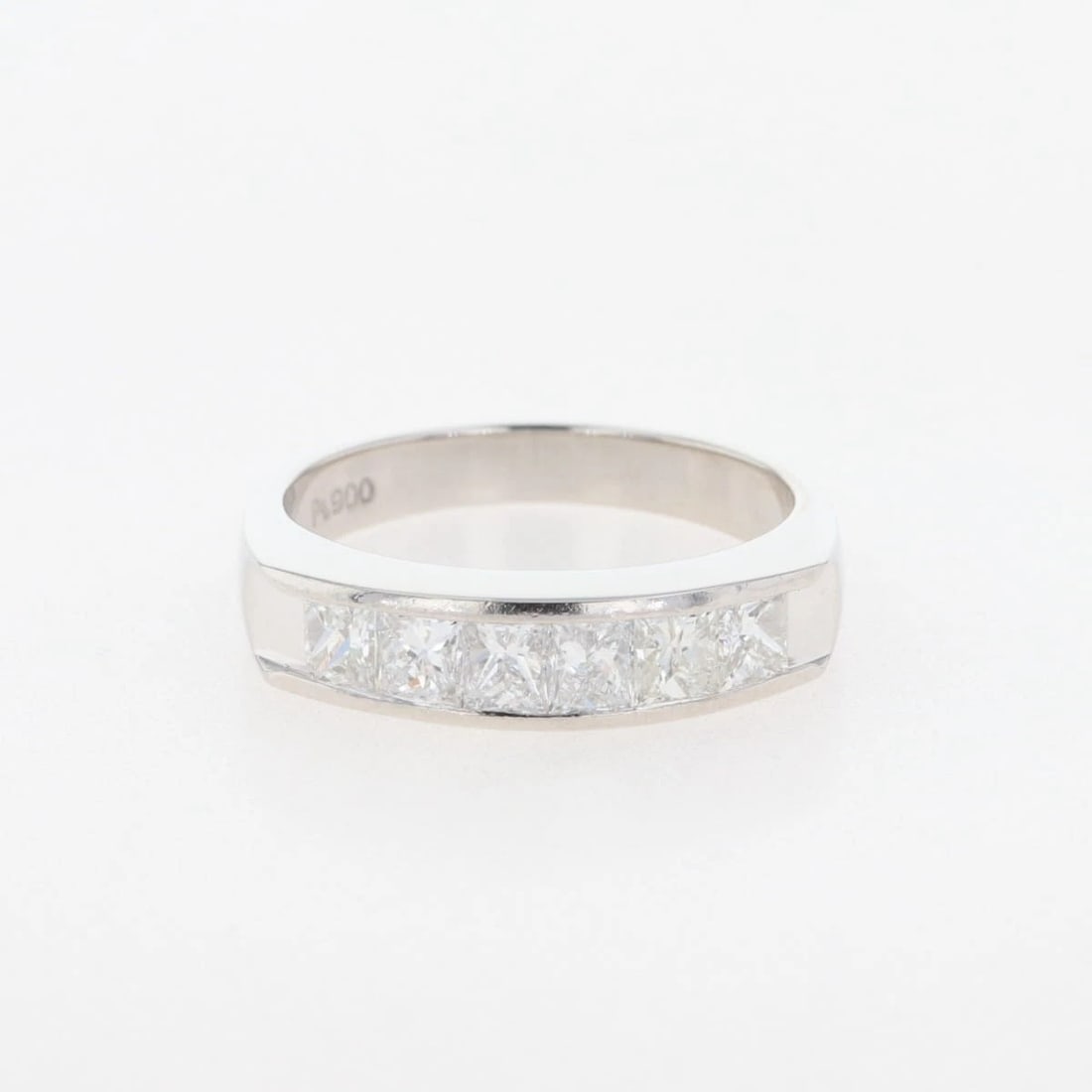 MELEE DIAMOND DESIGN RING PLATINUM: Melee diamond design Ring Platinum Brand: Unbranded Type: Ring Material: Pt900, Main Stone/Creation Natural Color: Platinum Size: US 6 Accessories: None Accessories Notice: When purchasing