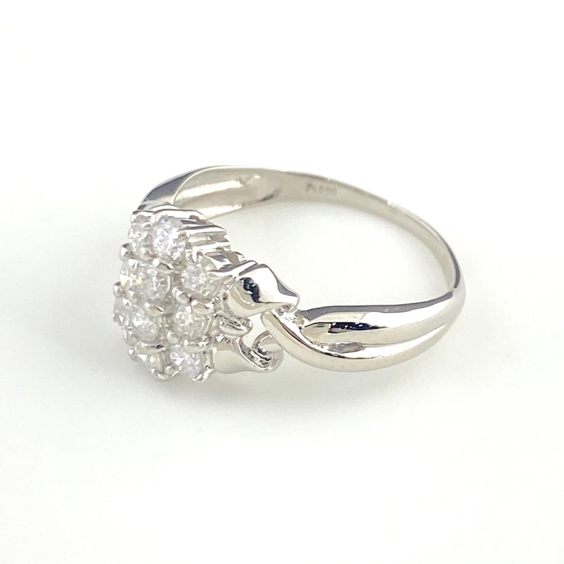 MELEE DIAMOND DESIGN RING PLATINUM: Melee diamond design Ring Platinum Brand: Unbranded Type: Ring Material: Pt900, Color: Platinum Size: US 5 to 5.5 Accessories: None Accessories Notice: When purchasing pre-owned goods, ple