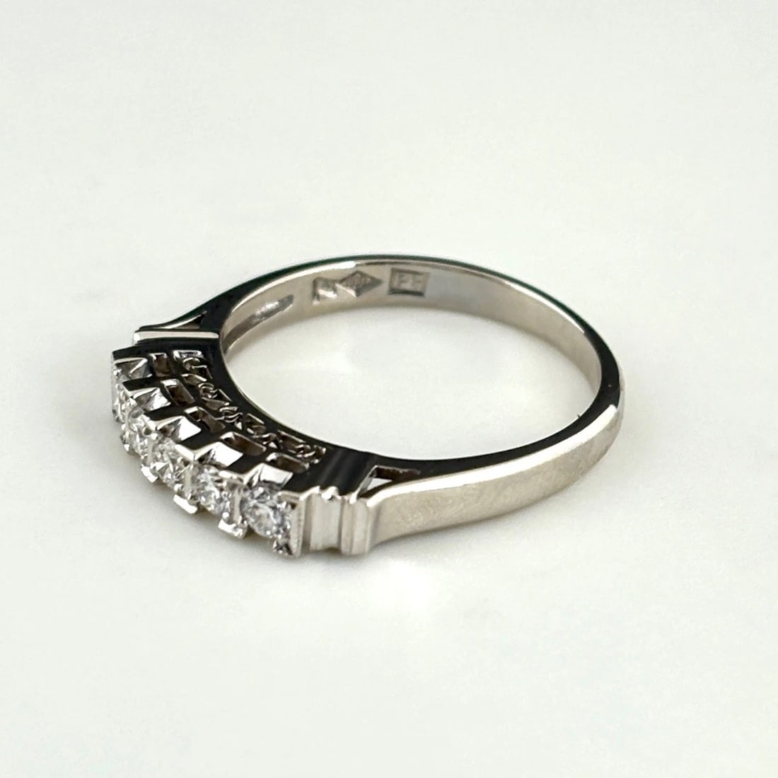 MELEE DIAMOND DESIGN RING PLATINUM: Melee diamond design Ring Platinum Brand: Unbranded Type: Ring Material: Pt900, Color: Platinum Size: US 5.5 to 6 Accessories: None Accessories Notice: When purchasing pre-owned goods, ple