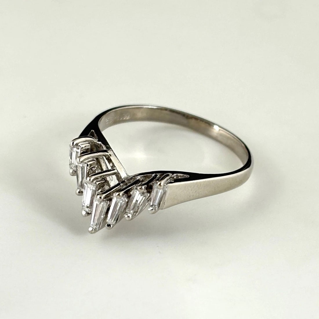 MELEE DIAMOND DESIGN RING PLATINUM: Melee diamond design Ring Platinum Brand: Unbranded Type: Ring Material: Pt900, Color: Platinum Size: US 7.5 to 8 Accessories: None Accessories Notice: When purchasing pre-owned goods, please