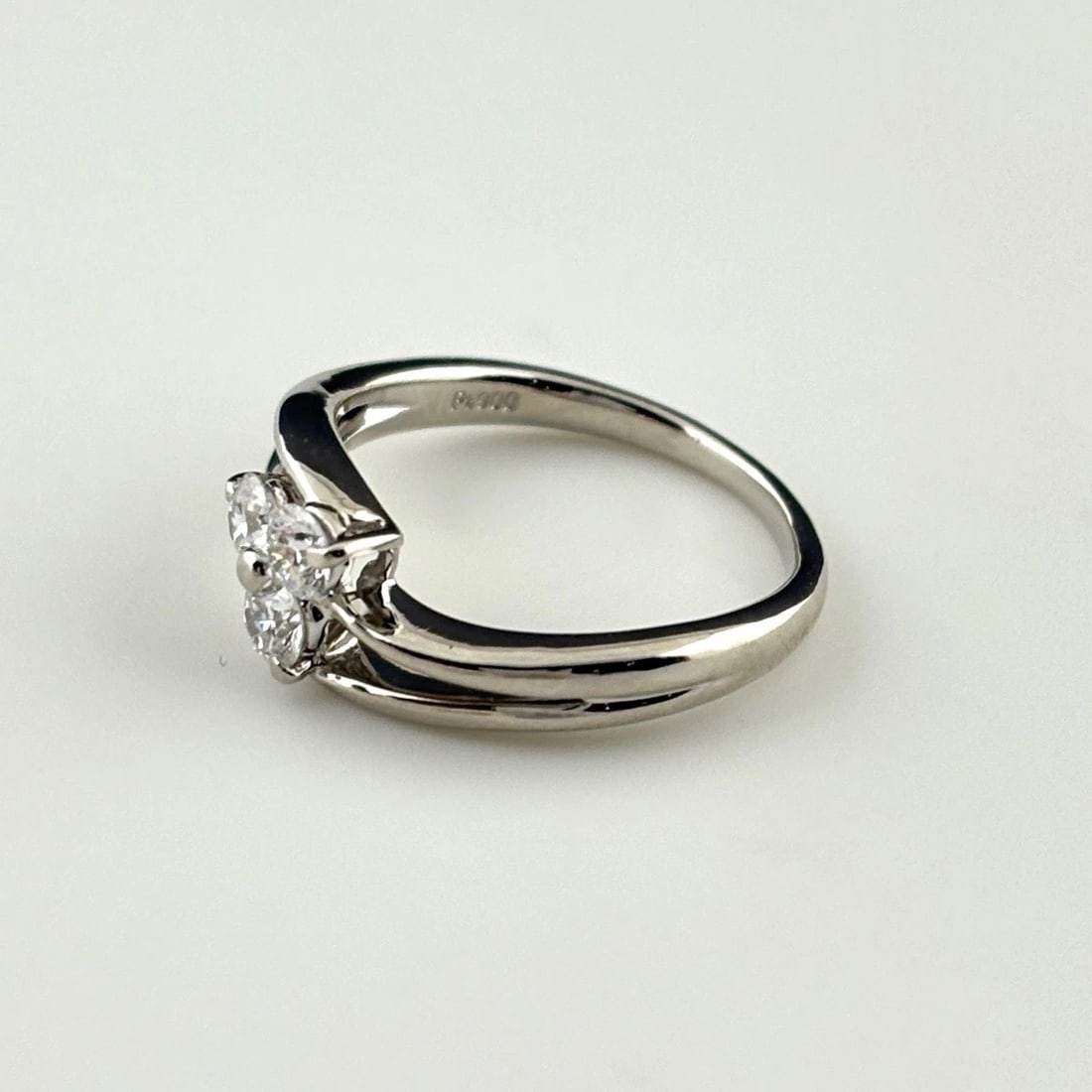 MELEE DIAMOND DESIGN RING PLATINUM: Melee diamond design Ring Platinum Brand: Unbranded Type: Ring Material: Pt900, Color: Platinum Size: US 4.5 to 5 Accessories: None Accessories Notice: When purchasing pre-owned goods, ple