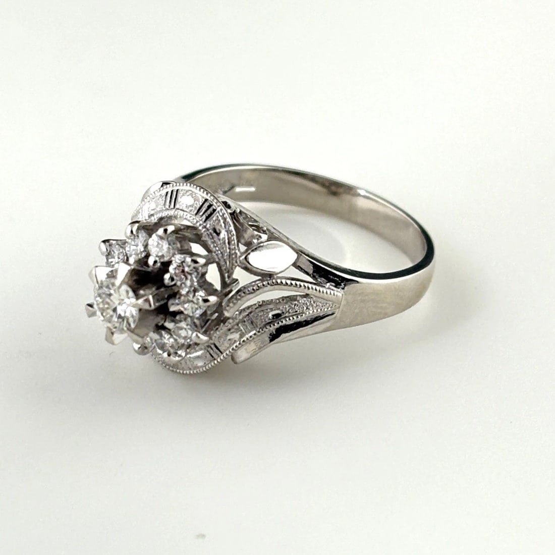 MELEE DIAMOND DESIGN RING PLATINUM: Melee diamond design Ring Platinum Brand: Unbranded Type: Ring Material: Pt900, Color: Platinum Size: US 6.5 to 7 Accessories: None Accessories Notice: When purchasing pre-owned goods, please