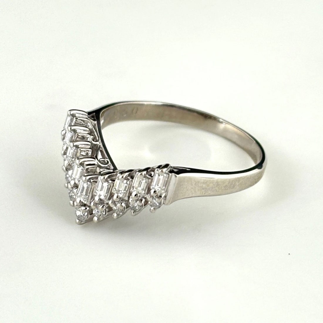 MELEE DIAMOND DESIGN RING PLATINUM: Melee diamond design Ring Platinum Brand: Unbranded Type: Ring Material: Pt900, Main Stone/Creation Natural Color: Platinum Size: US 8.5 Accessories: None Accessories Notice: When purchasi