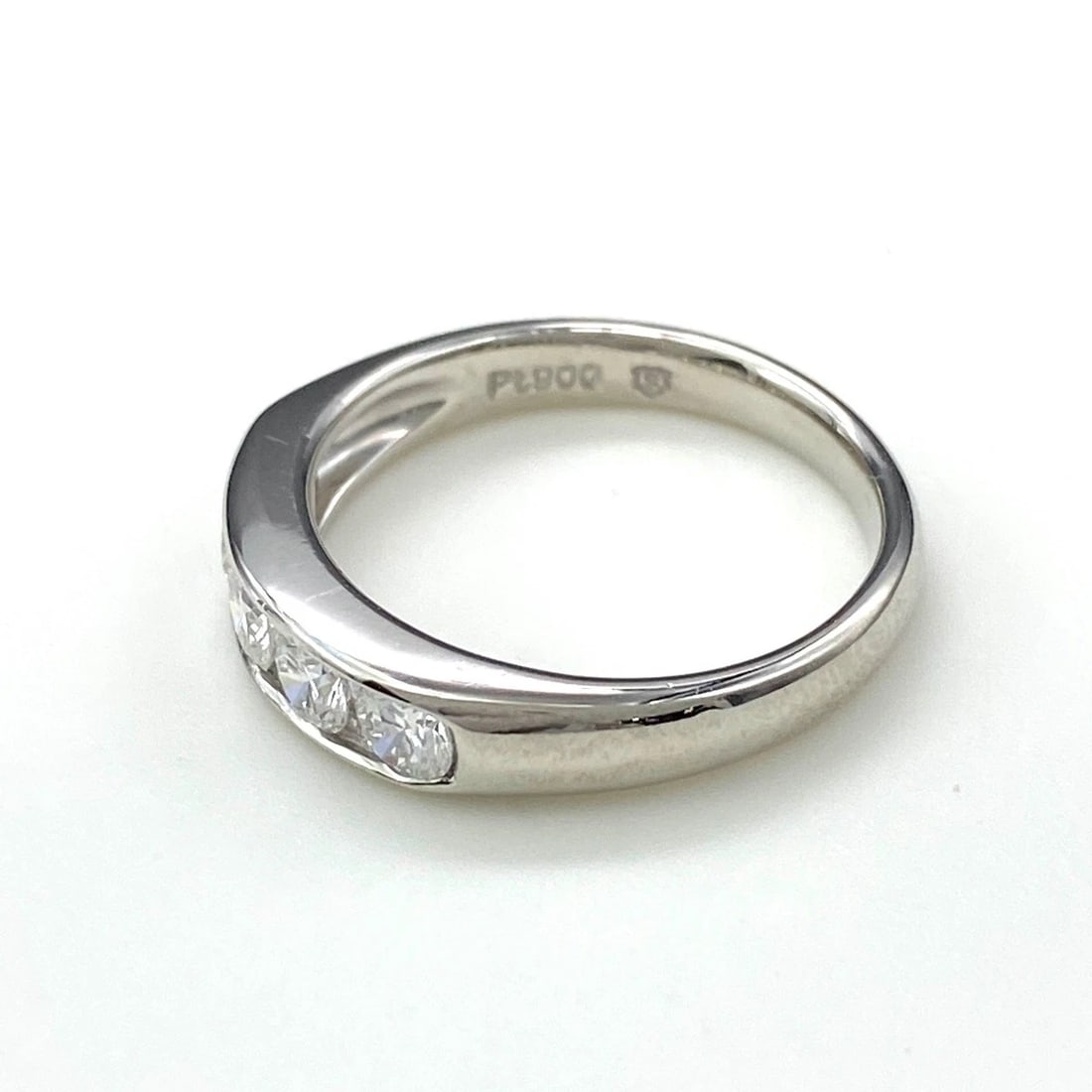 MELEE DIAMOND DESIGN RING PLATINUM: Melee diamond design Ring Platinum Brand: Unbranded Type: Ring Material: Pt900, Main Stone/Creation Natural Color: Platinum Size: US 6 Accessories: None Accessories Notice: When purchasing