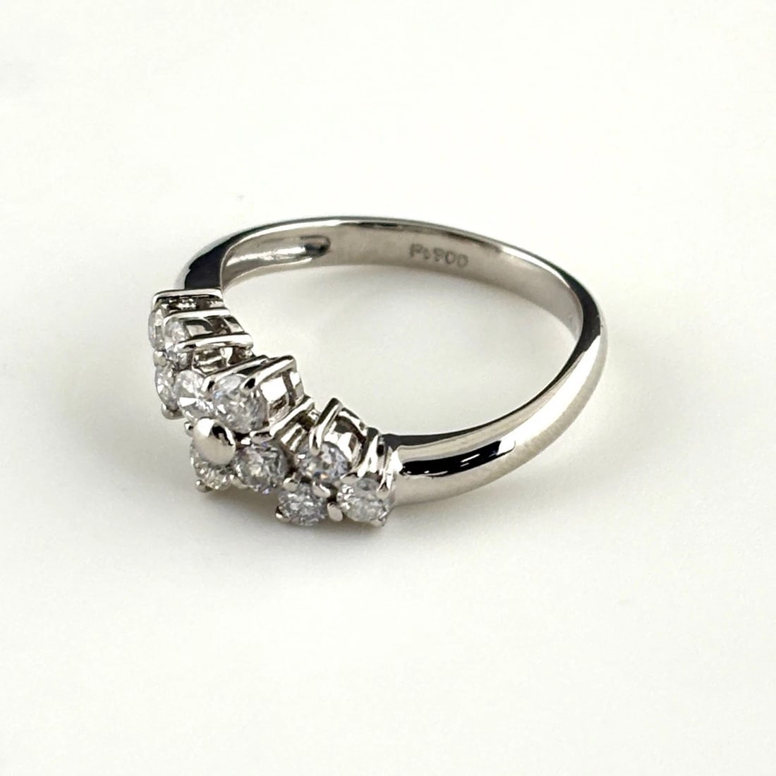 MELEE DIAMOND DESIGN RING PLATINUM: Melee diamond design Ring Platinum Brand: Unbranded Type: Ring Material: Pt900, Main Stone/Creation Natural Color: Platinum Size: US 4 to 4.5 Accessories: None Accessories Notice: When