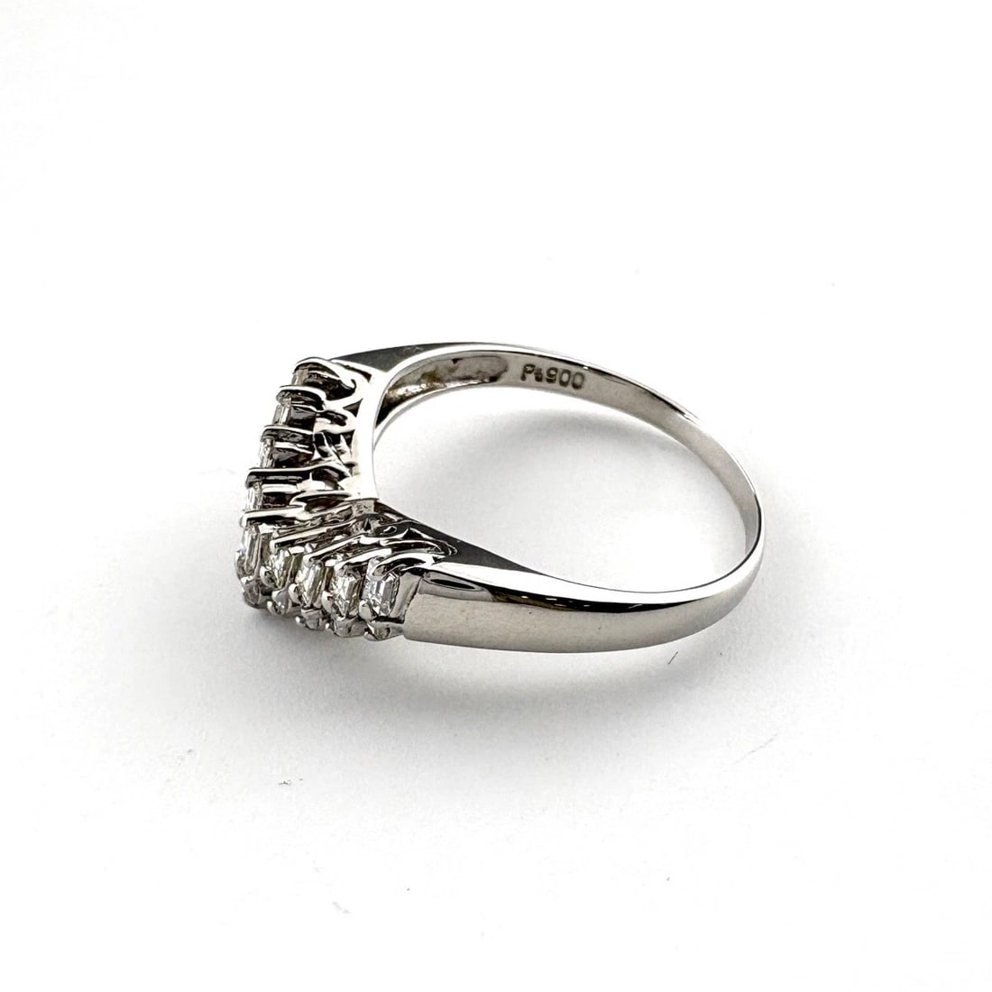 MELEE DIAMOND DESIGN RING PLATINUM: Melee diamond design Ring Platinum Brand: Unbranded Type: Ring Material: Pt900, Color: Platinum Size: US 8 to 8.5 Accessories: None Accessories Notice: When purchasing pre-owned goods, please
