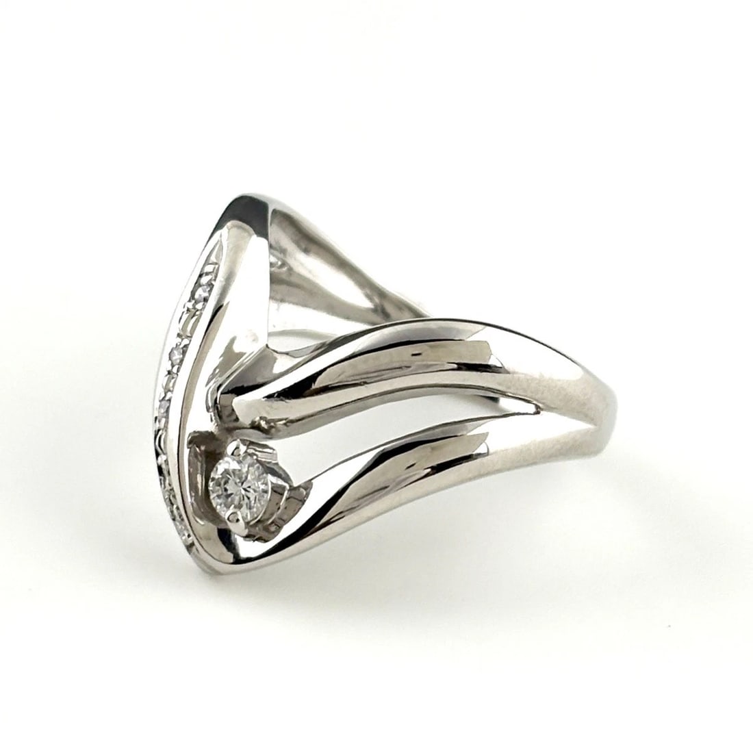 MELEE DIAMOND DESIGN RING PLATINUM: Melee diamond design Ring Platinum Brand: Unbranded Type: Ring Material: Pt900, Main Stone/Creation Natural Color: Platinum Size: US 6.5 to 7 Accessories: None Accessories Notice: When