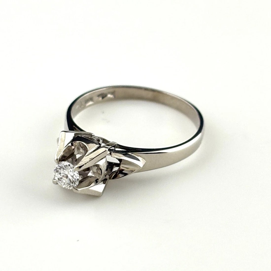 MELEE DIAMOND DESIGN RING PLATINUM: Melee diamond design Ring Platinum Brand: Unbranded Type: Ring Material: Pt900, Color: Platinum Size: US 7 to 7.5 Accessories: None Accessories Notice: When purchasing pre-owned goods, please