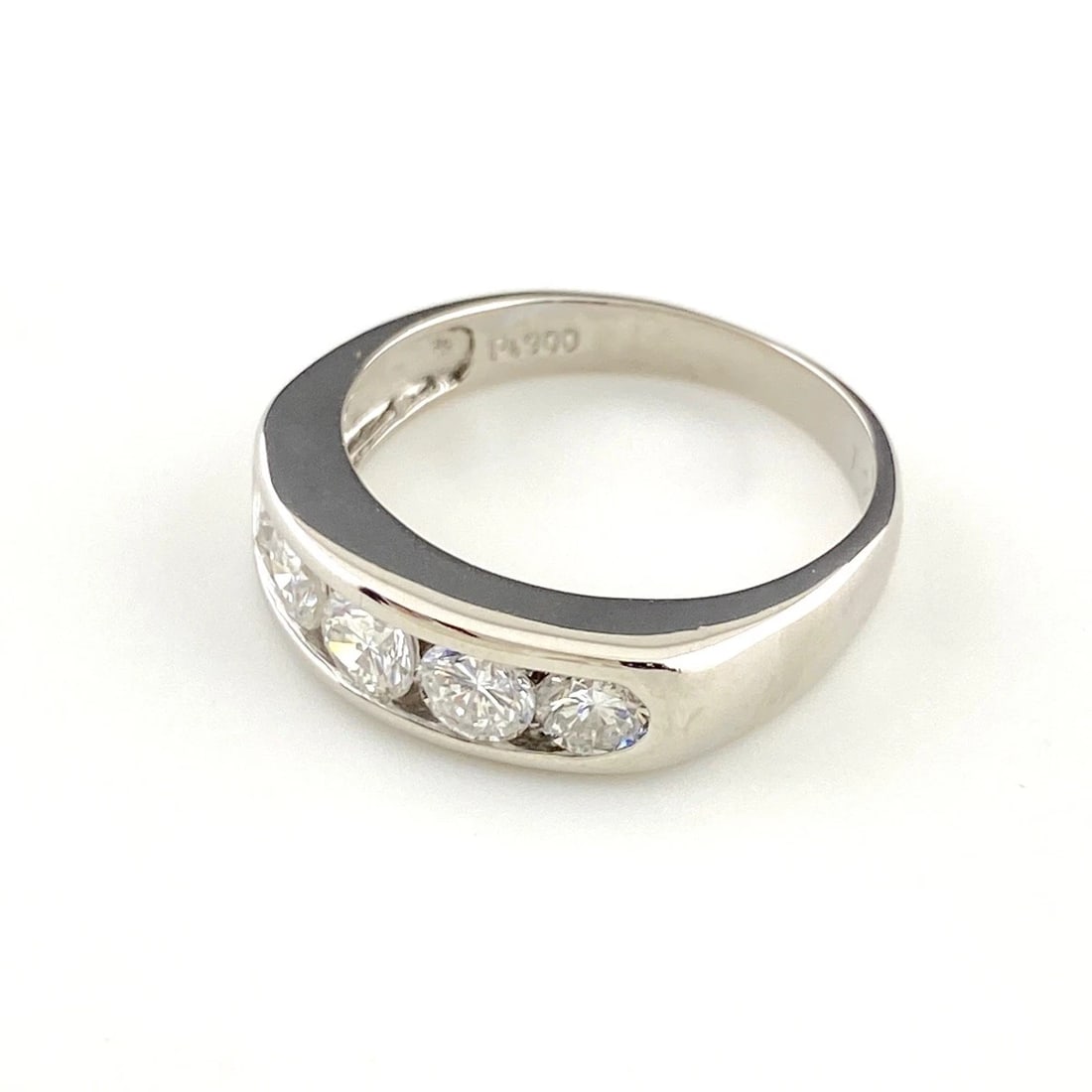 MELEE DIAMOND DESIGN RING PLATINUM: Melee diamond design Ring Platinum Brand: Unbranded Type: Ring Material: Pt900, Color: Platinum Size: US 7 to 7.5 Accessories: None Accessories Notice: When purchasing pre-owned goods, ple