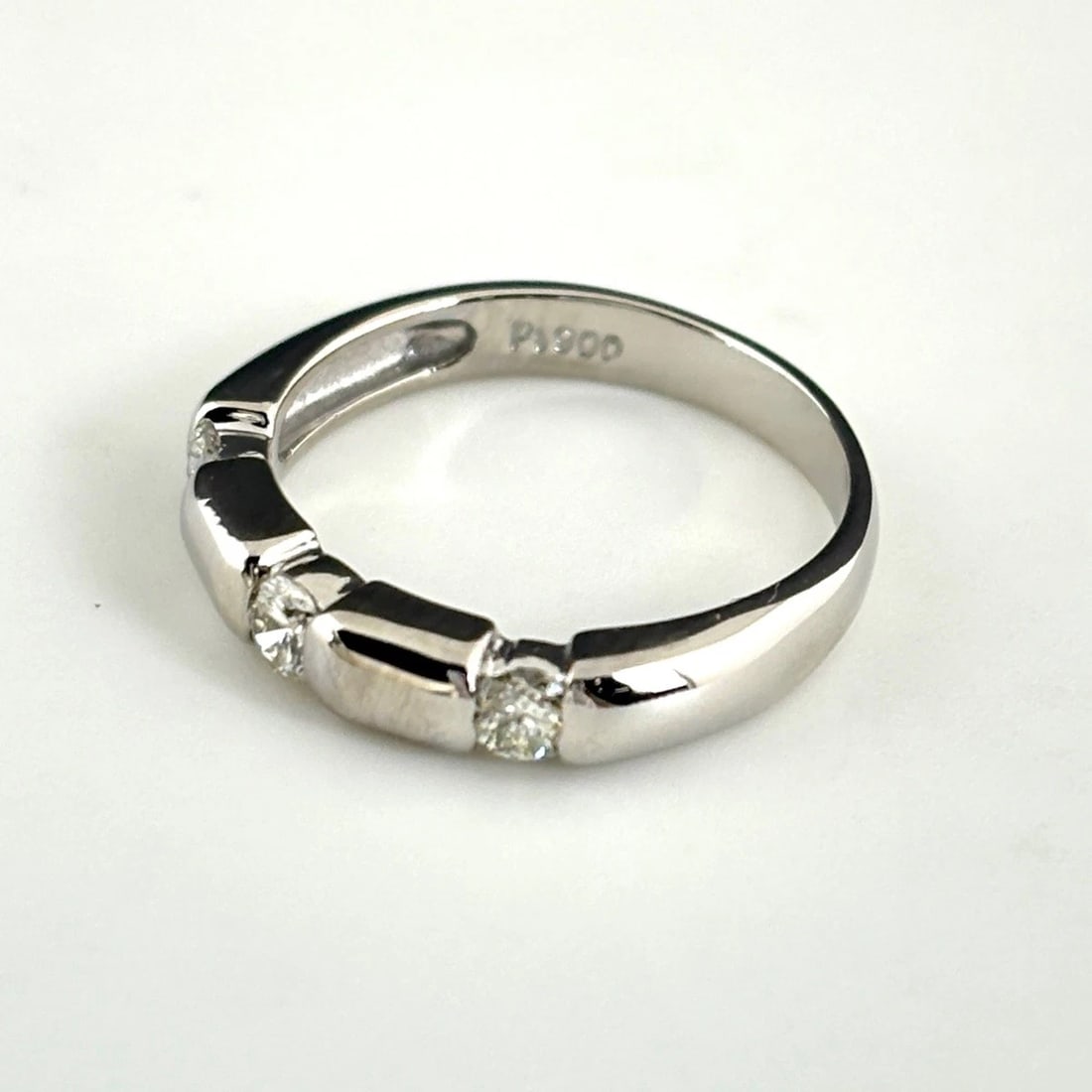 MELEE DIAMOND DESIGN RING PLATINUM: Melee diamond design Ring Platinum Brand: Unbranded Type: Ring Material: Pt900, Color: Platinum Size: US 4.5 to 5 Accessories: None Accessories Notice: When purchasing pre-owned goods, ple