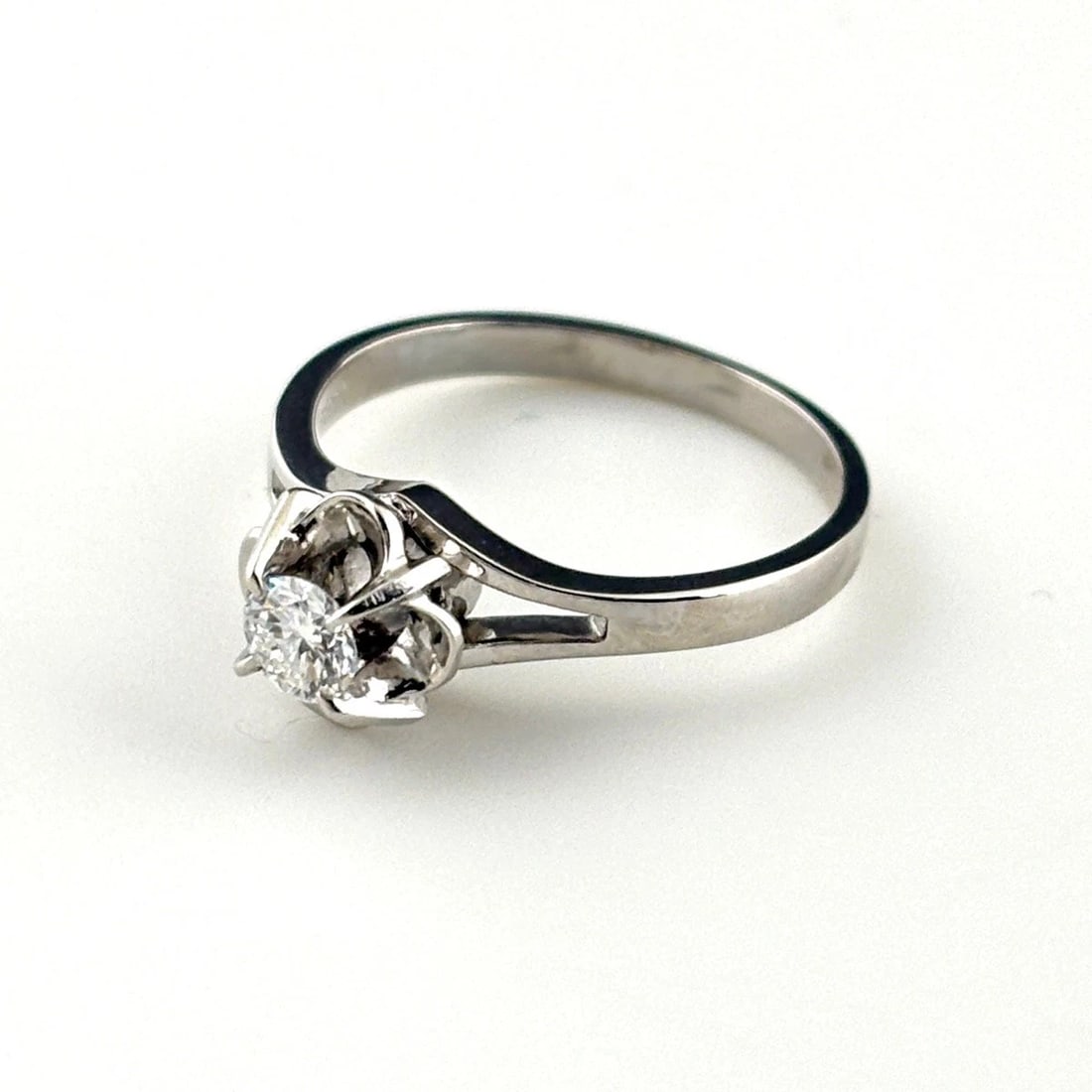 DIAMOND DESIGN RING PLATINUM: diamond design Ring Platinum Brand: Unbranded Type: Ring Material: Pt900, Main Stone/Creation Natural Color: Platinum Size: US 5 to 5.5 Accessories: None Accessories Notice: When purchasin