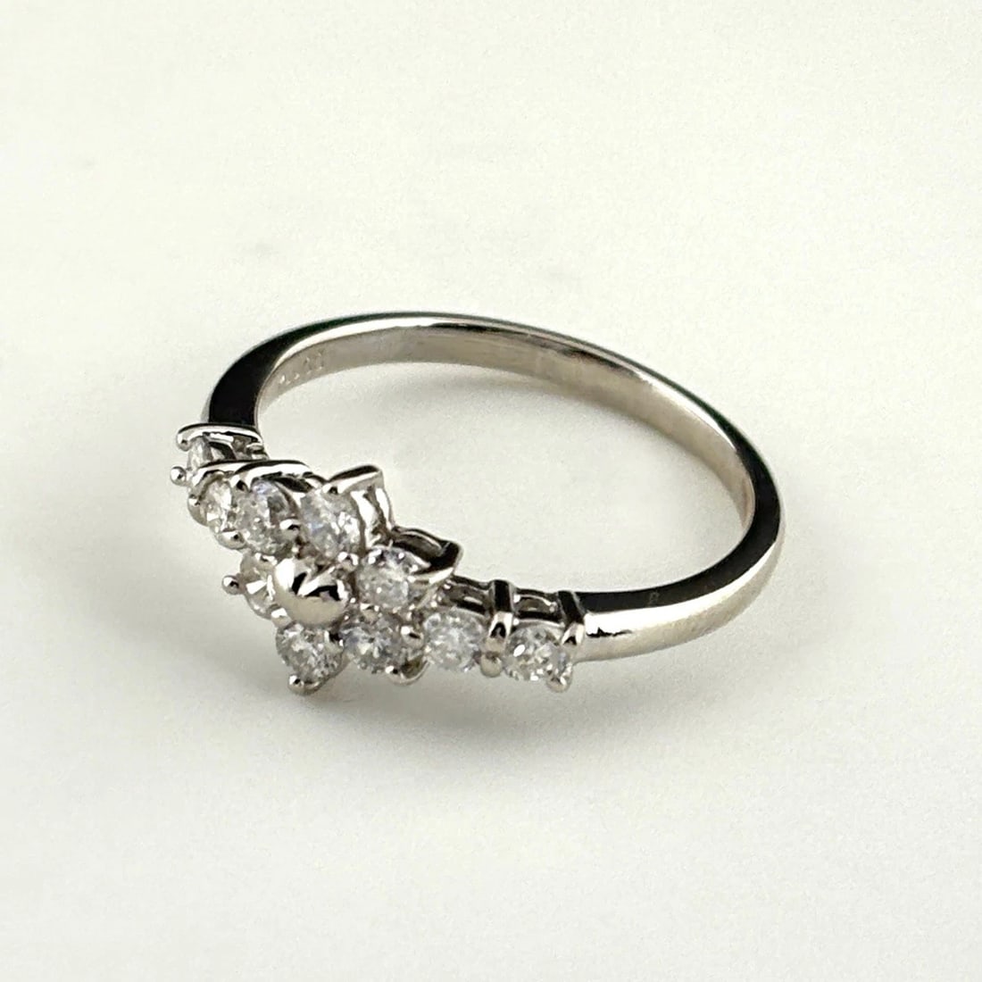MELEE DIAMOND DESIGN RING PLATINUM: Melee diamond design Ring Platinum Brand: Unbranded Type: Ring Material: Pt900, Color: Platinum Size: US 6 to 6.5 Accessories: None Accessories Notice: When purchasing pre-owned goods, please