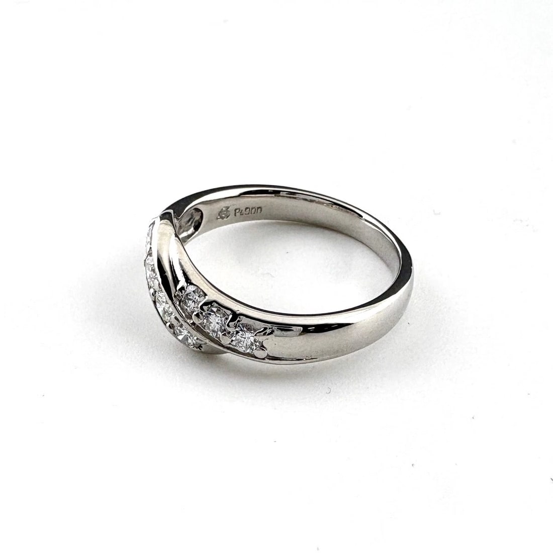 MELEE DIAMOND DESIGN RING PLATINUM: Melee diamond design Ring Platinum Brand: Unbranded Type: Ring Material: Pt900, Color: Platinum Size: US 7 to 7.5 Accessories: None Accessories Notice: When purchasing pre-owned goods, ple