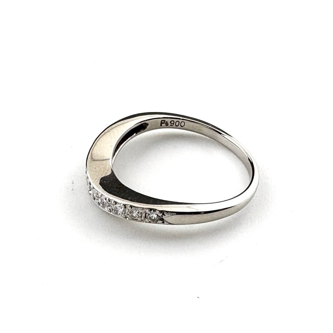 MELEE DIAMOND DESIGN RING PLATINUM: Melee diamond design Ring Platinum Brand: Unbranded Type: Ring Material: Pt900, Color: Platinum Size: US 6.5 to 7 Accessories: None Accessories Notice: When purchasing pre-owned goods, please