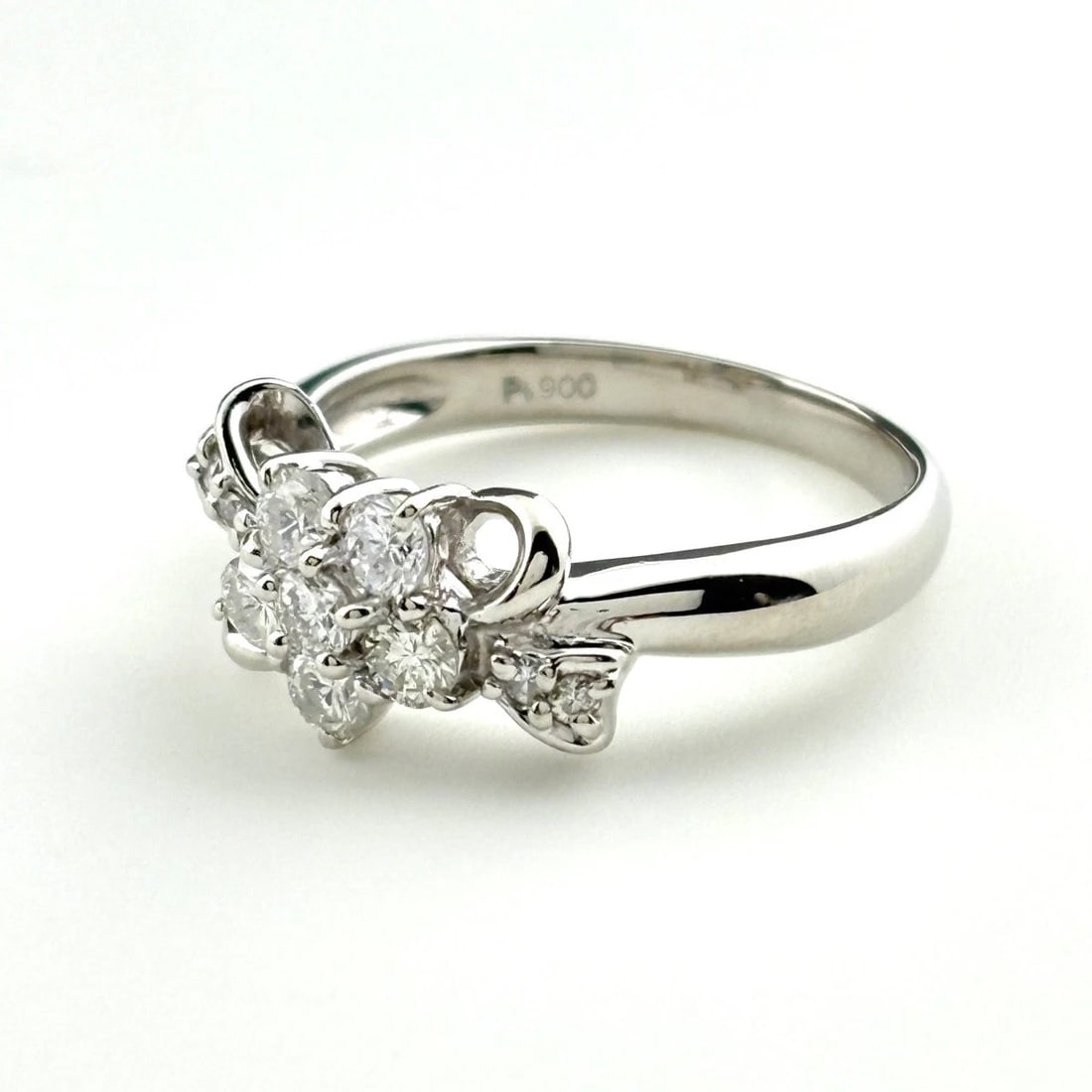 MELEE DIAMOND DESIGN RING PLATINUM: Melee diamond design Ring Platinum Brand: Unbranded Type: Ring Material: Pt900, Main Stone/Creation Natural Color: Platinum Size: US 5.5 to 6 Accessories: None Accessories Notice: When