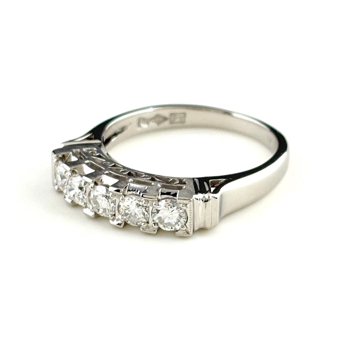 MELEE DIAMOND DESIGN RING PLATINUM: Melee diamond design Ring Platinum Brand: Unbranded Type: Ring Material: Pt900, Color: Platinum Size: US 5.5 Accessories: None Accessories Notice: When purchasing pre-owned goods, please