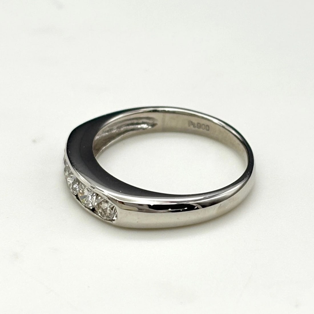 MELEE DIAMOND DESIGN RING PLATINUM: Melee diamond design Ring Platinum Brand: Unbranded Type: Ring Material: Pt900, Color: Platinum Size: US 5.5 Accessories: None Accessories Notice: When purchasing pre-owned goods, please