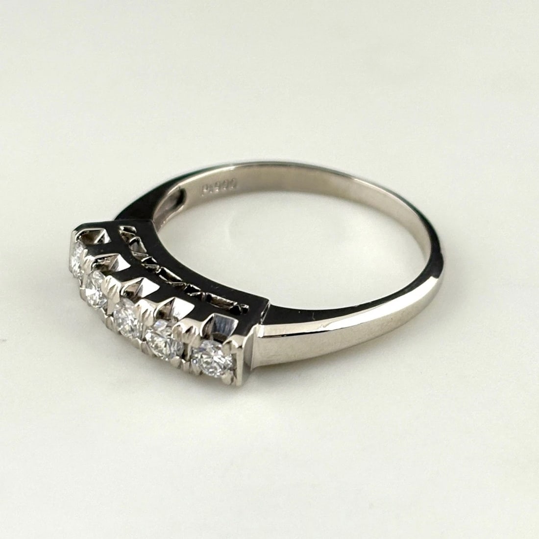 MELEE DIAMOND DESIGN RING PLATINUM: Melee diamond design Ring Platinum Brand: Unbranded Type: Ring Material: Pt900, Color: Platinum Size: US 7.5 to 8 Accessories: None Accessories Notice: When purchasing pre-owned goods, please