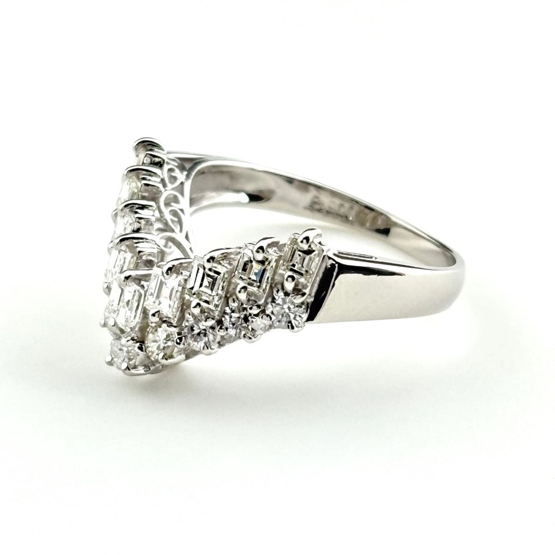 MELEE DIAMOND DESIGN RING PLATINUM: Melee diamond design Ring Platinum Brand: Unbranded Type: Ring Material: Pt900, Color: Platinum Size: US 5.5 to 6 Accessories: None Accessories Notice: When purchasing pre-owned goods, please