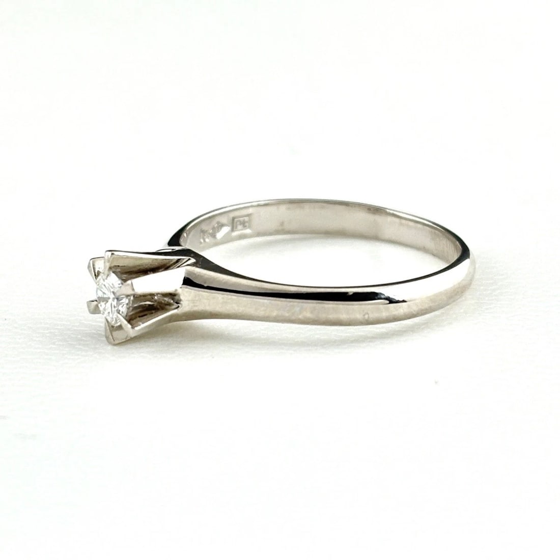 MELEE DIAMOND DESIGN RING PLATINUM: Melee diamond design Ring Platinum Brand: Unbranded Type: Ring Material: Pt900, Color: Platinum Size: US 8 Accessories: None Accessories Notice: When purchasing pre-owned goods, please refer