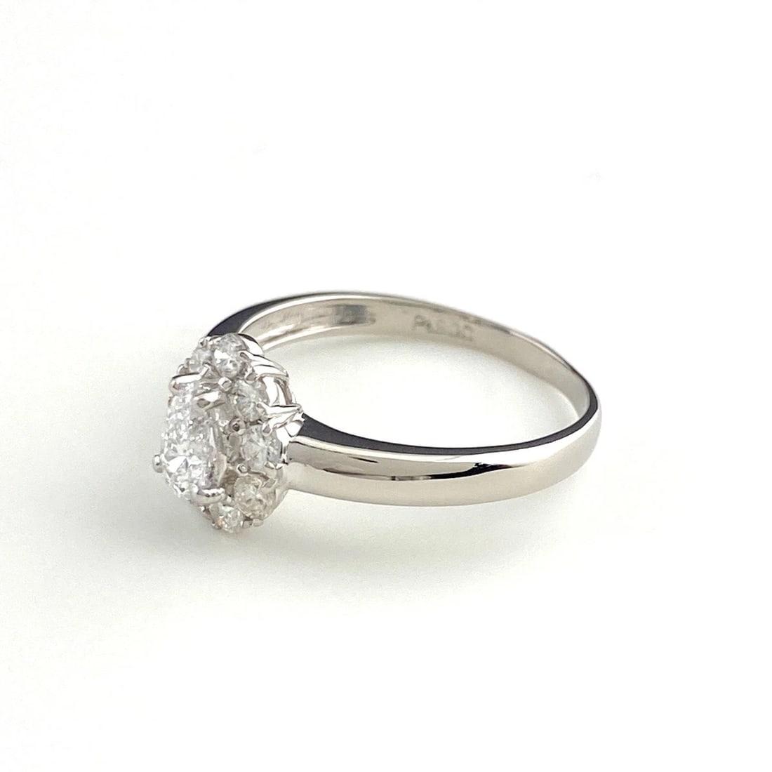 MELEE DIAMOND DESIGN RING PLATINUM: Melee diamond design Ring Platinum Brand: Unbranded Type: Ring Material: Pt900, Main Stone/Creation Natural Color: Platinum Size: US 6.5 to 7 Accessories: None Accessories Notice: When