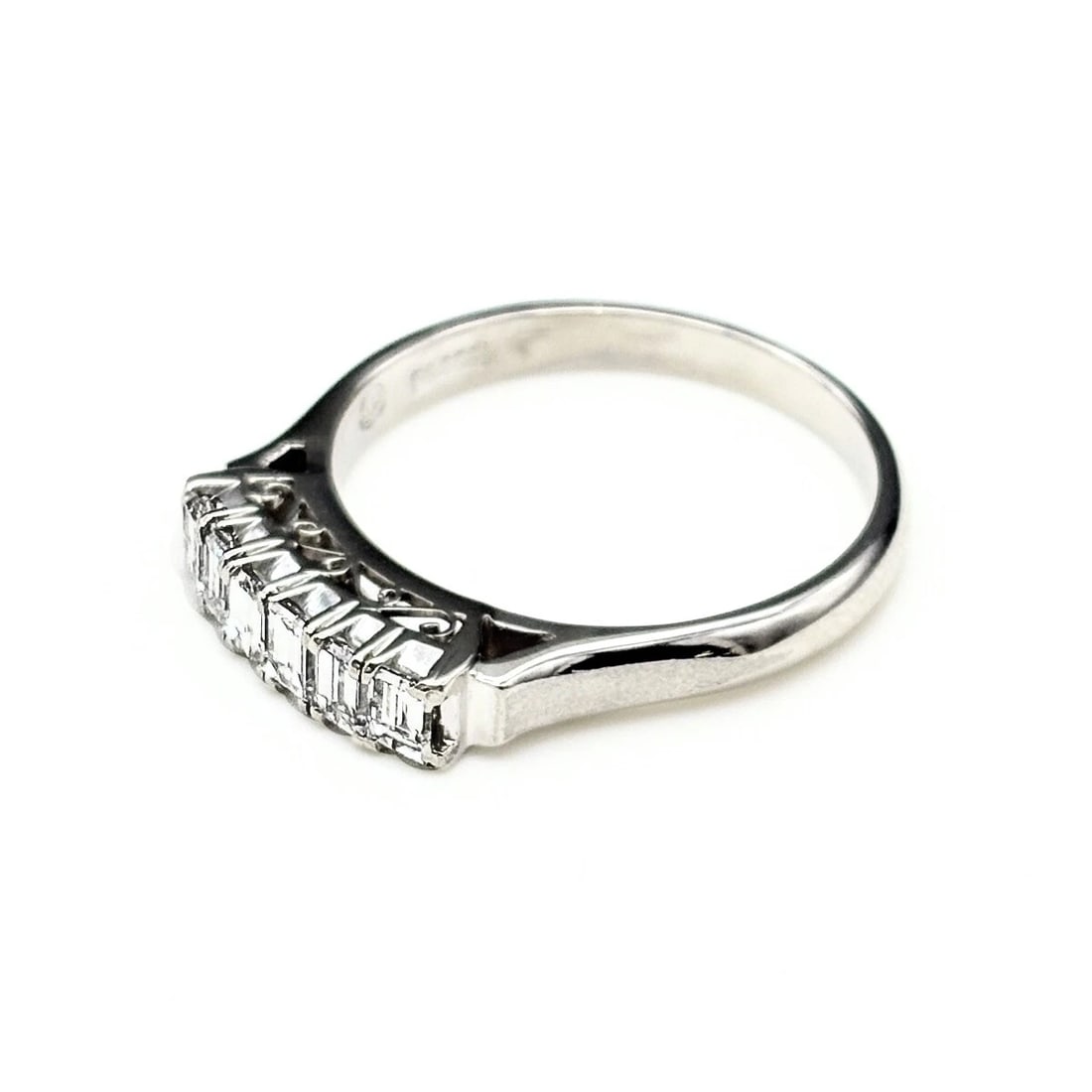 MELEE DIAMOND DESIGN RING PLATINUM: Melee diamond design Ring Platinum Brand: Unbranded Type: Ring Material: Pt900, Color: Platinum Size: US 6 Accessories: None Accessories Notice: When purchasing pre-owned goods, please refer