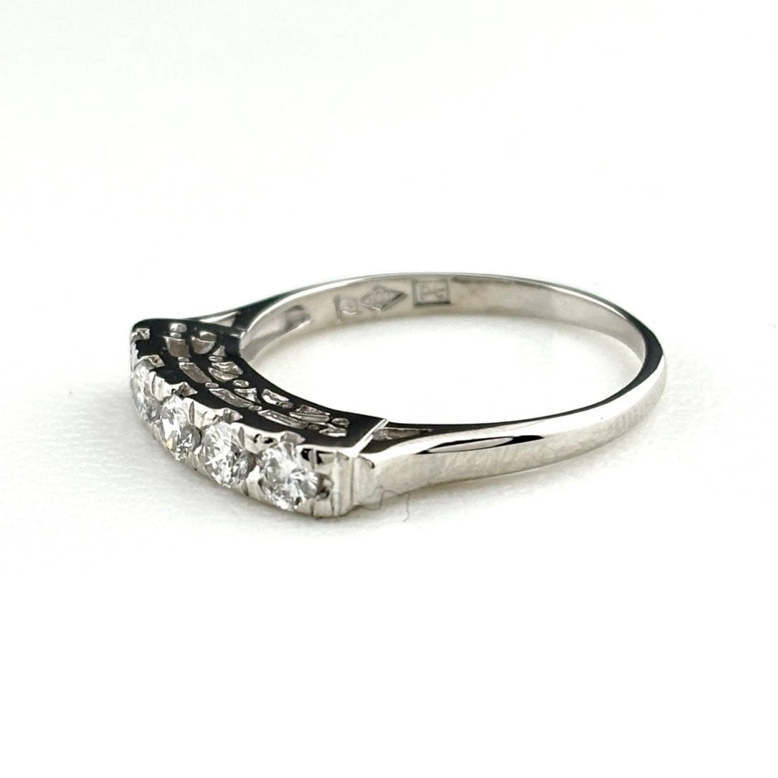 MELEE DIAMOND DESIGN RING PLATINUM: Melee diamond design Ring Platinum Brand: Unbranded Type: Ring Material: Pt900, Color: Platinum Size: US 5.5 to 6 Accessories: None Accessories Notice: When purchasing pre-owned goods, please