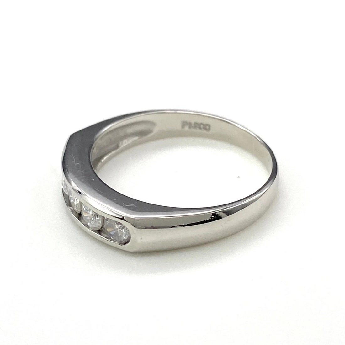 MELEE DIAMOND DESIGN RING PLATINUM: Melee diamond design Ring Platinum Brand: Unbranded Type: Ring Material: Pt900, Color: Platinum Size: US 6.5 to 7 Accessories: None Accessories Notice: When purchasing pre-owned goods, ple