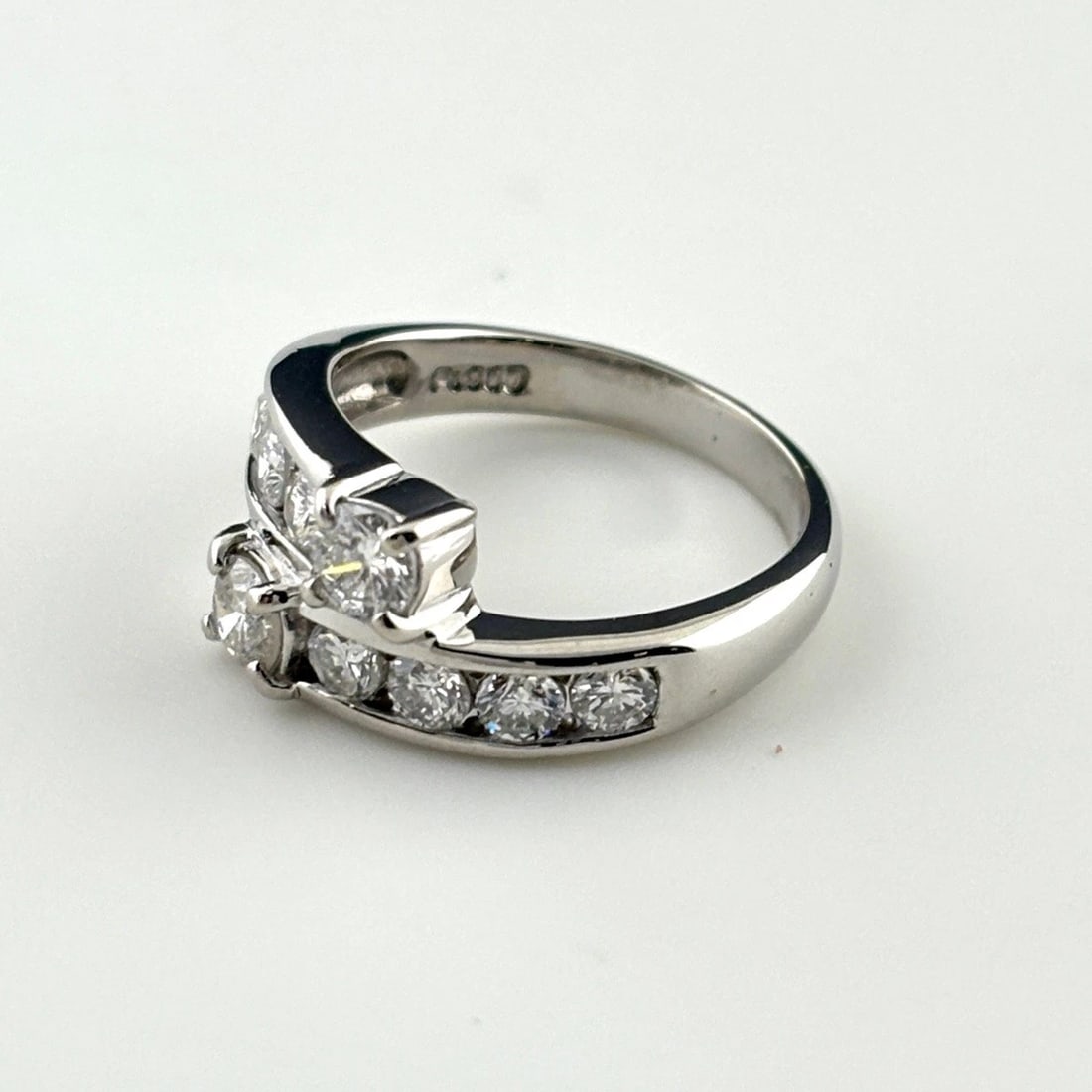 MELEE DIAMOND DESIGN RING PLATINUM: Melee diamond design Ring Platinum Brand: Unbranded Type: Ring Material: Pt900, Color: Platinum Size: US 4 to 4.5 Accessories: None Accessories Notice: When purchasing pre-owned goods, please