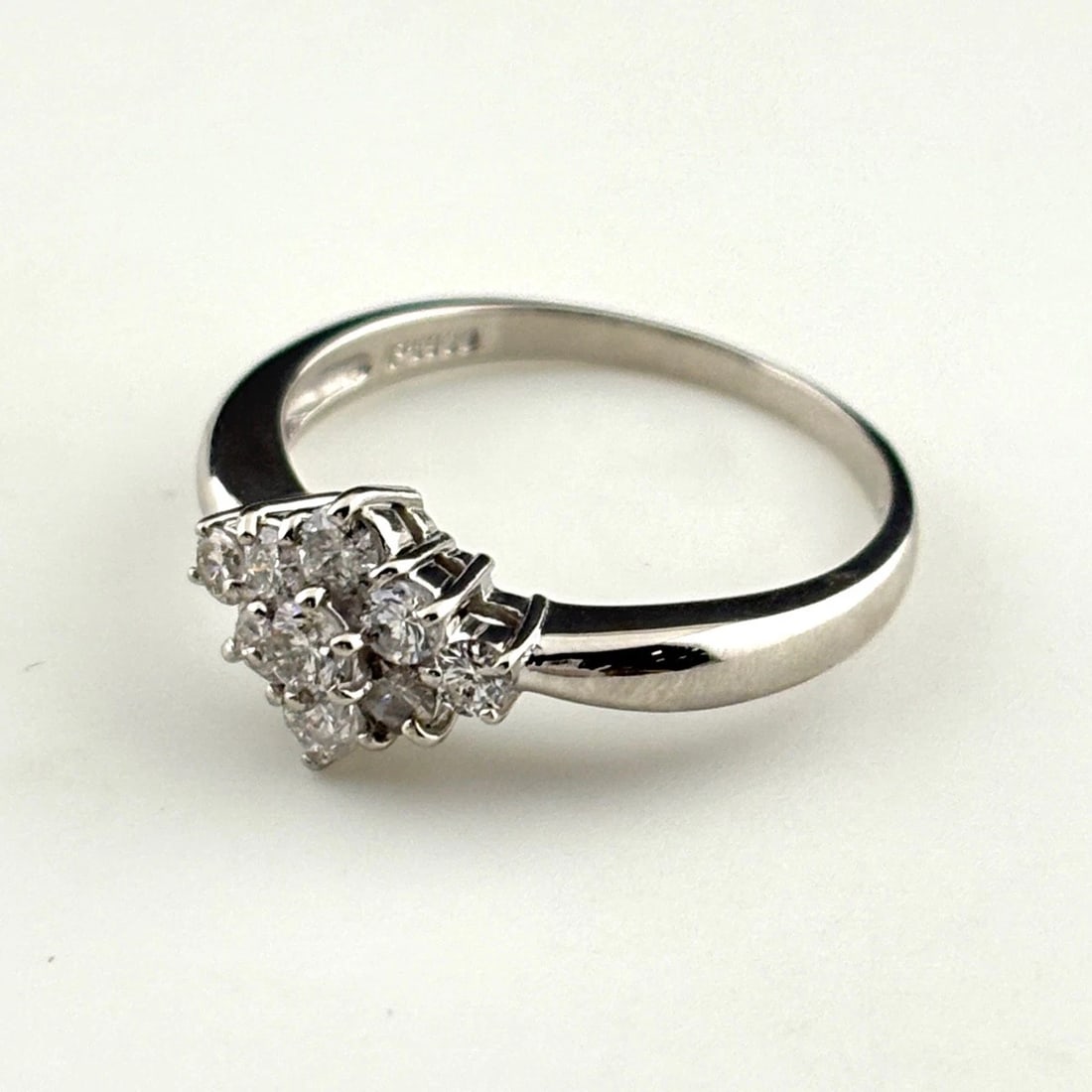 MELEE DIAMOND DESIGN RING PLATINUM: Melee diamond design Ring Platinum Brand: Unbranded Type: Ring Material: Pt900, Color: Platinum Size: US 6.5 to 7 Accessories: None Accessories Notice: When purchasing pre-owned goods, please