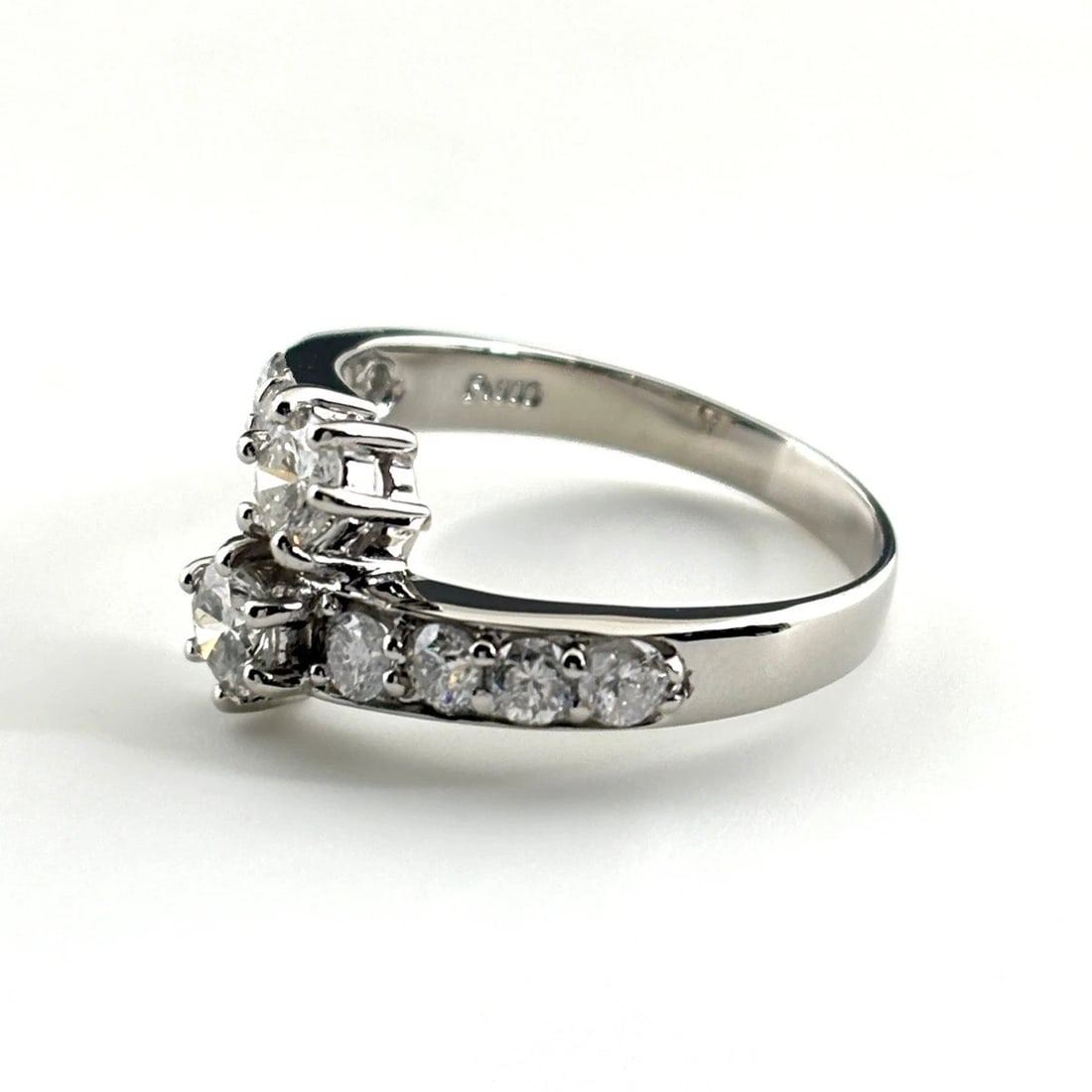 MELEE DIAMOND DESIGN RING PLATINUM: Melee diamond design Ring Platinum Brand: Unbranded Type: Ring Material: Pt900, Color: Platinum Size: US 6.5 to 7 Accessories: None Accessories Notice: When purchasing pre-owned goods, ple