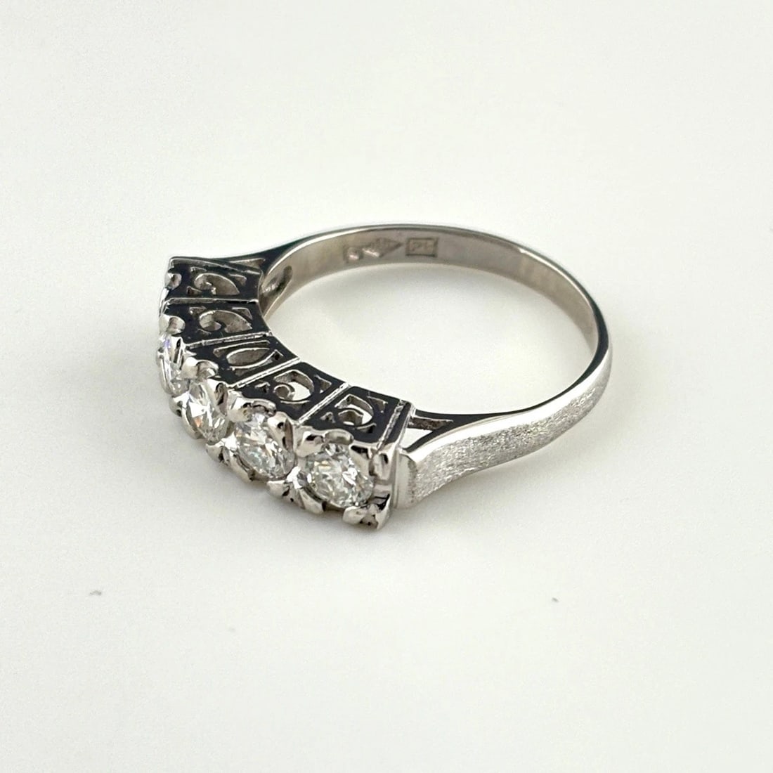 MELEE DIAMOND DESIGN RING PLATINUM: Melee diamond design Ring Platinum Brand: Unbranded Type: Ring Material: Pt900, Color: Platinum Size: US 6.5 to 7 Accessories: None Accessories Notice: When purchasing pre-owned goods, ple