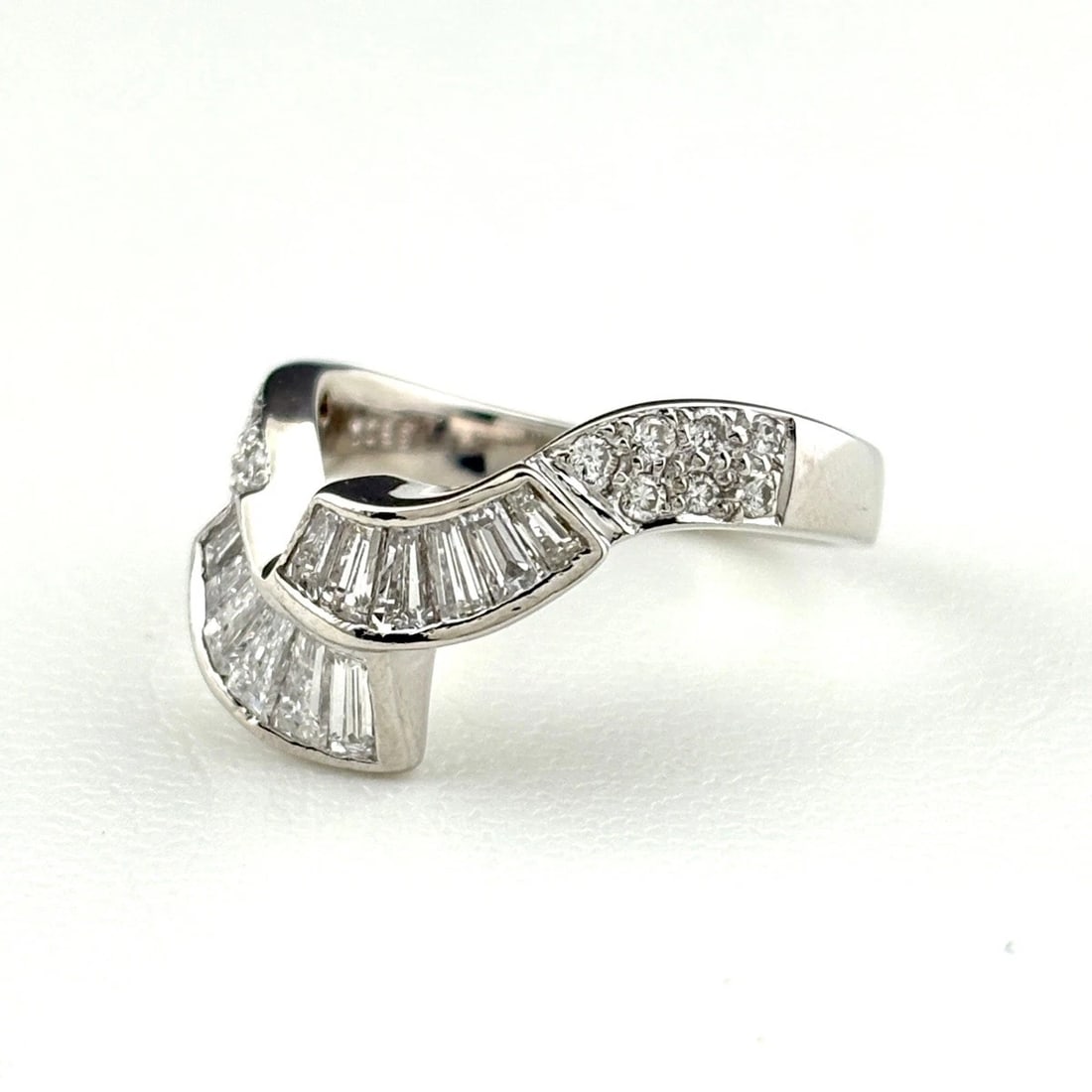 MELEE DIAMOND DESIGN RING PLATINUM: Melee diamond design Ring Platinum Brand: Unbranded Type: Ring Material: Pt900, Color: Platinum Size: US 5.5 Accessories: None Accessories Notice: When purchasing pre-owned goods, please